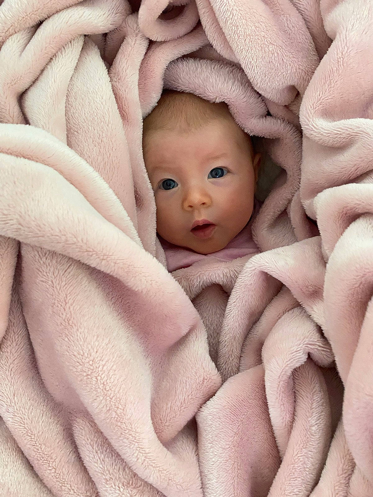 Lily-rose a rejoint le concours — aidez-le/la à gagner de superbes lots ! baby, baby_sleeping, baby_toddler_clothing, bedding, child, close_up, comfort, fur, linens, monochrome, peach, person, petal, pink, portrait_photography, product, skin, sleeve, textile, thumb