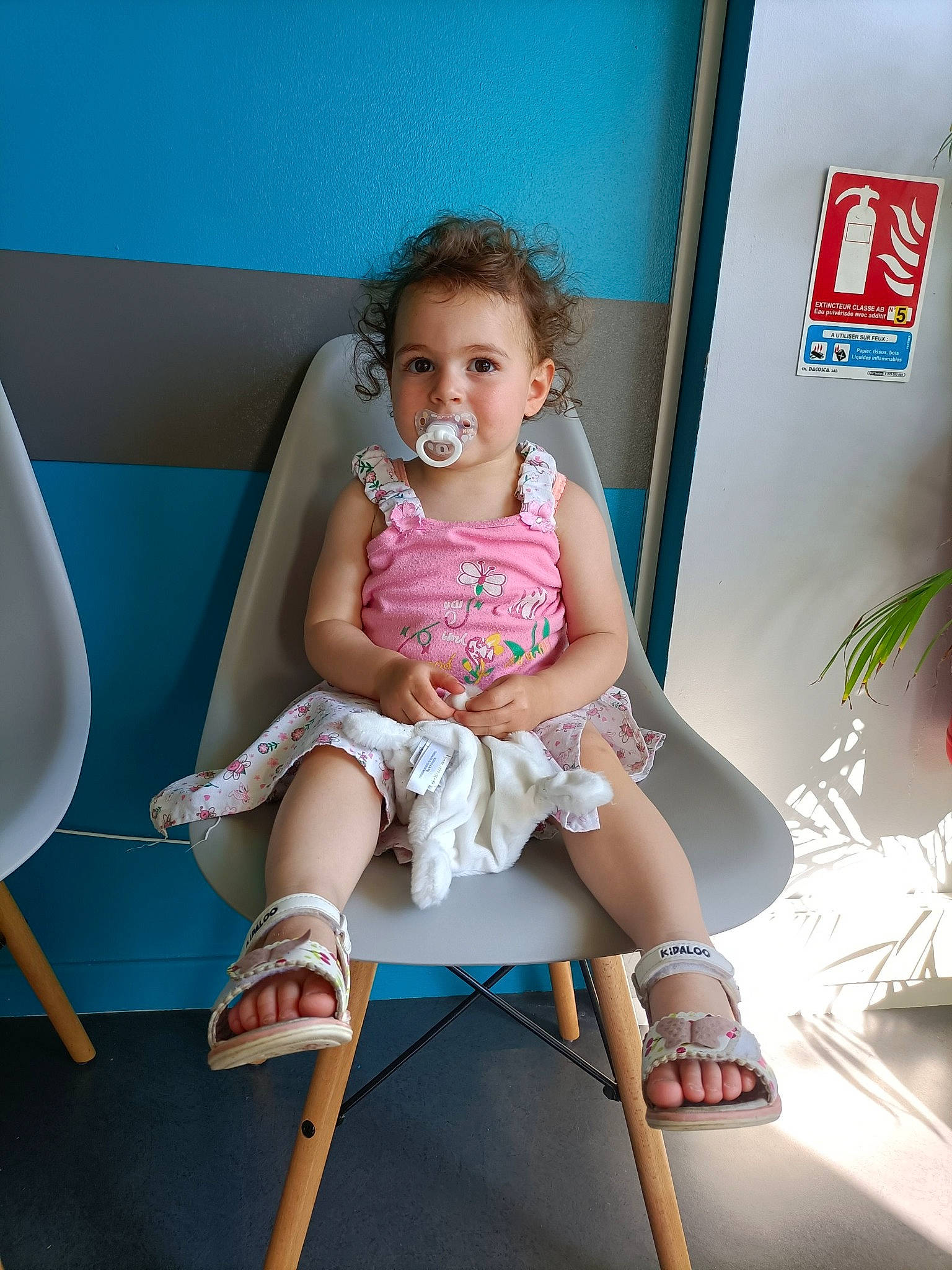 Hêlîn a rejoint le concours — aidez-le/la à gagner de superbes lots ! blond, blue, chair, comfort, fashion_design, finger, foot, fun, hairstyle, happy, human_leg, joint, knee, leg, leisure, person, shoulder, skin, thigh, toddler