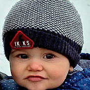 Pablo a rejoint le concours — aidez-le/la à gagner de superbes lots ! baby, child, hat, pom_pom, knitted_hat, winter_clothing, blue_jacket, rosy_cheeks, outdoor, snow, face, expression, curious, cold_weather, warm_clothing, infant, portrait, cute, closeup, person