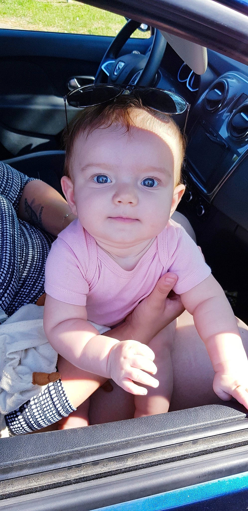 Maëlyne a rejoint le concours — aidez-le/la à gagner de superbes lots ! baby, baby_products, cheek, child, face, head, person, sitting, skin, smile, toddler