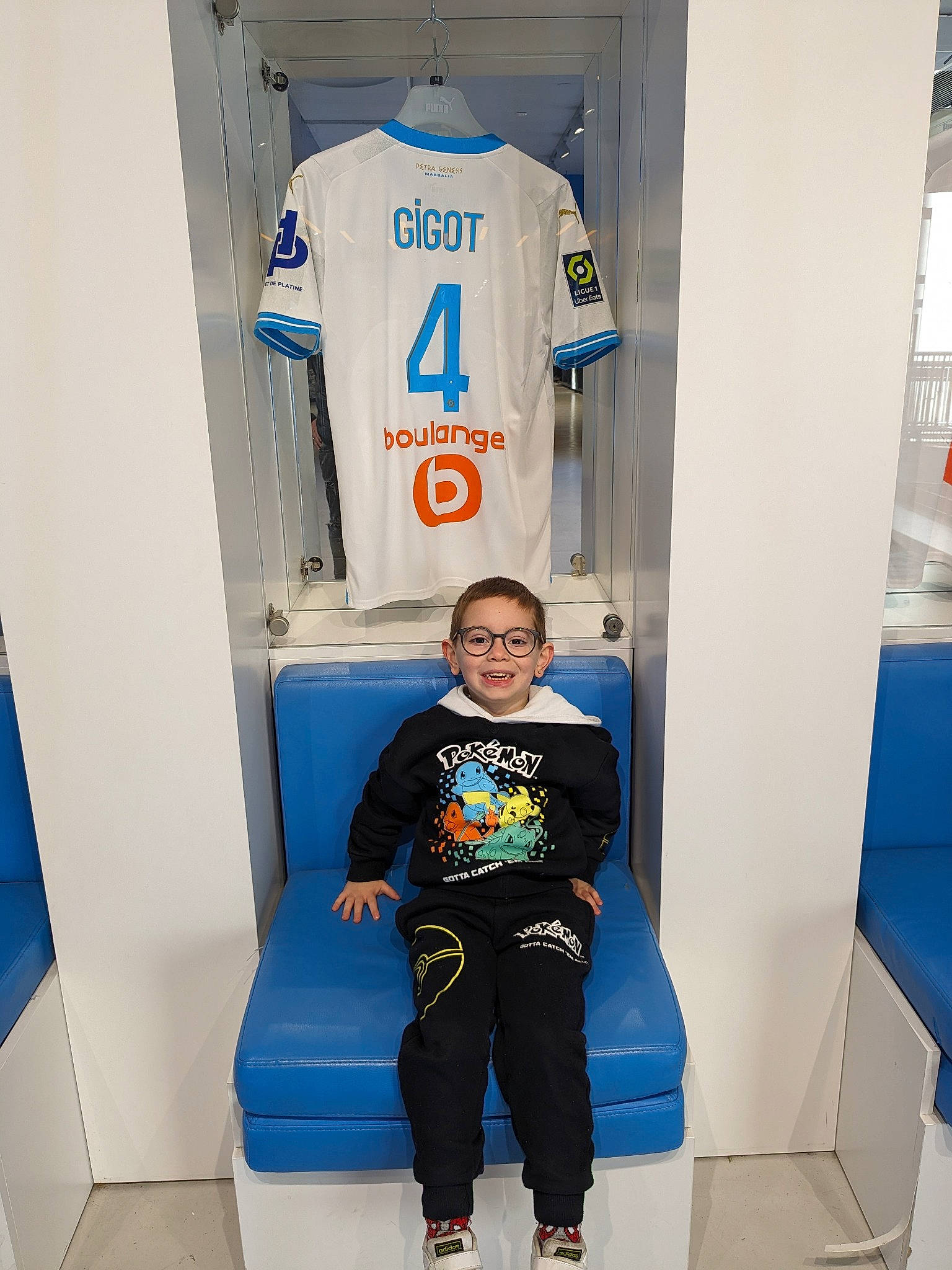 Leandru participe au concours pour gagner de l'argent avec cette photo : active_shirt, blue, carmine, clothes_hanger, clothing, electric_blue, fashion_design, font, jersey, joy, person, personal_protective_equipment, photograph, product, retail, sleeve, sports_jersey, sports_uniform, sportswear, t_shirt