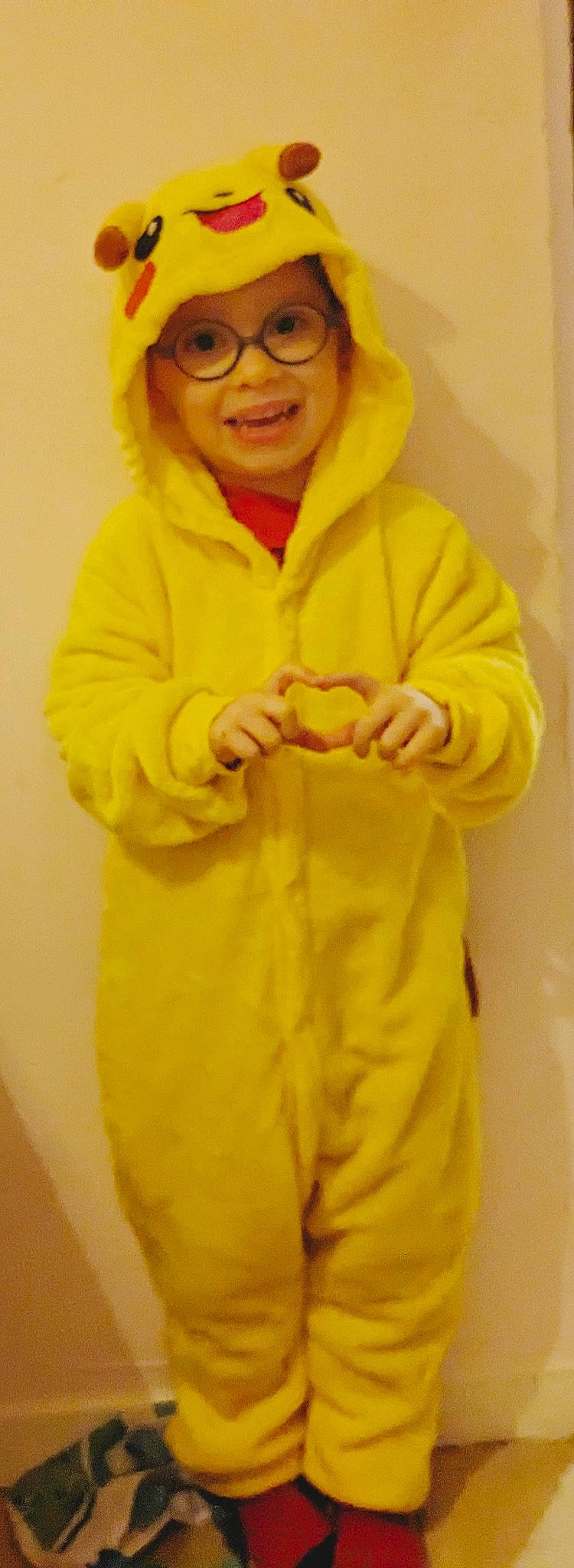 Leandru participe au concours pour gagner de l'argent avec cette photo : elbow, eyewear, fashion_accessory, fur, gesture, glasses, glove, happy, headwear, hood, hoodie, jacket, joy, person, personal_protective_equipment, sleeve, smile, thumb, top, vision_care