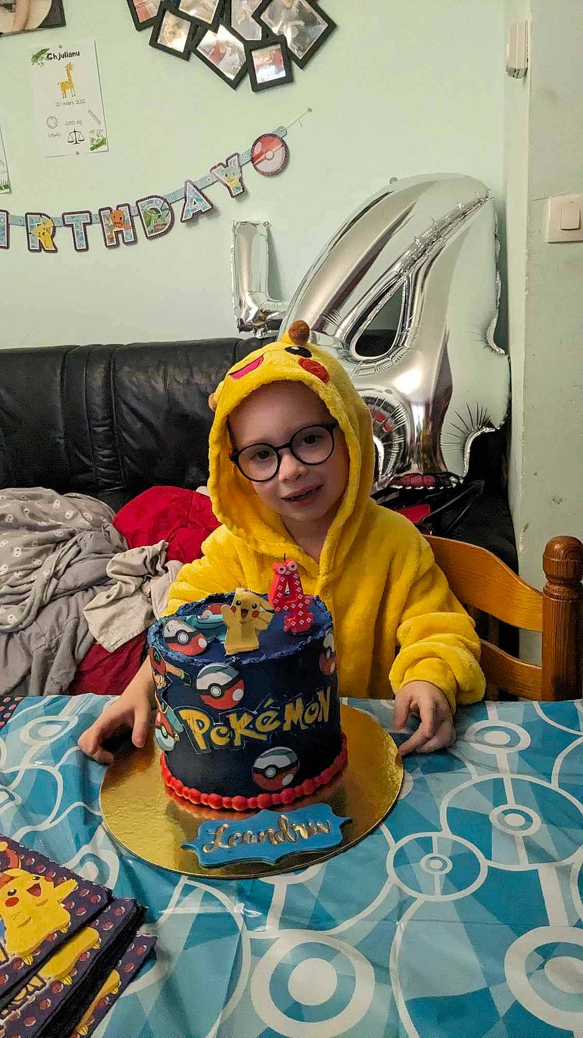 Leandru a rejoint le concours — aidez-le/la à gagner de superbes lots ! cap, chair, couch, event, eyewear, fashion_accessory, flooring, food, hat, icing, joy, leisure, person, personal_protective_equipment, recreation, selfie, sitting, smile, sunglasses, t_shirt