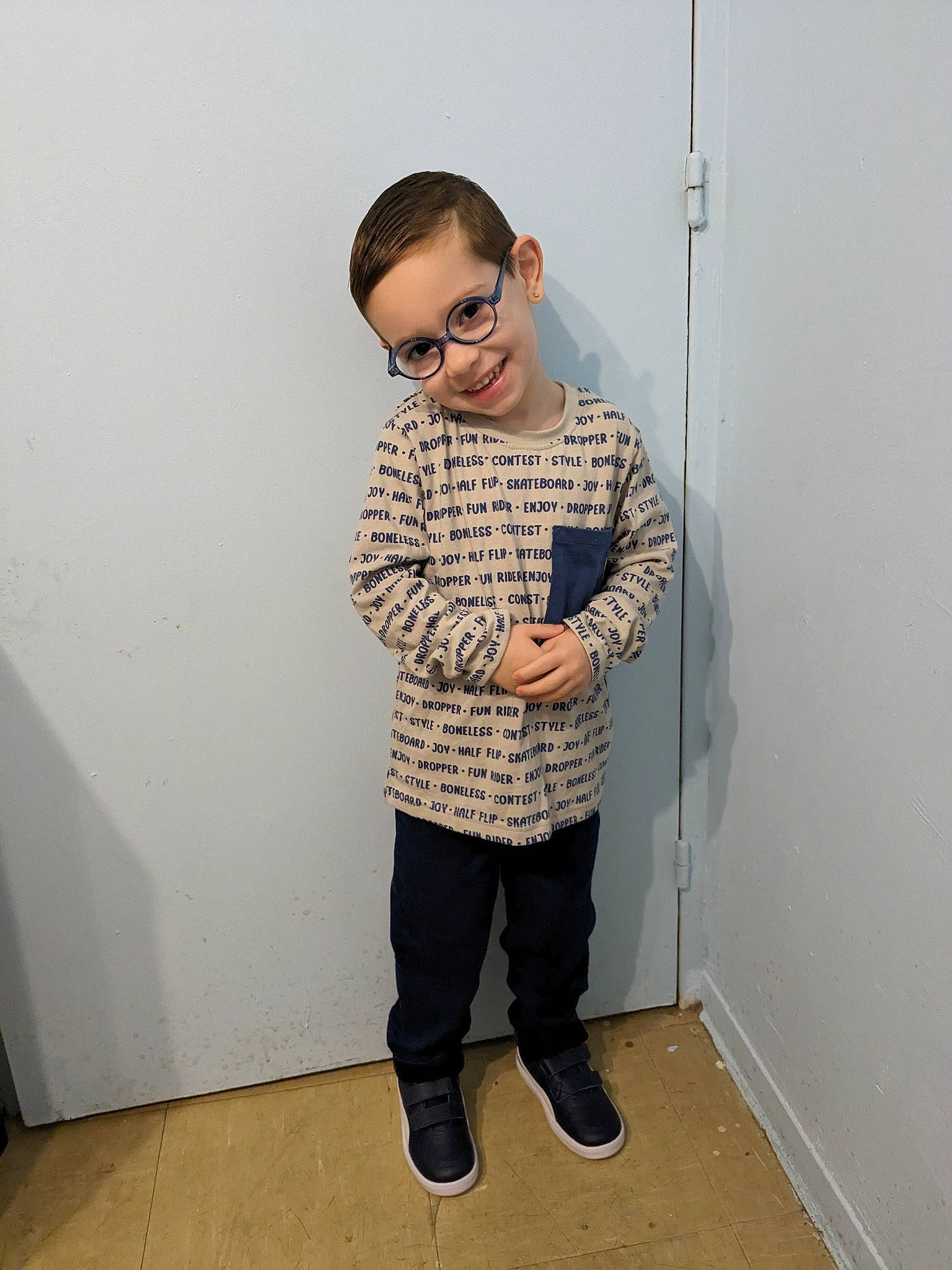 Leandru participe au concours pour gagner de l'argent avec cette photo : child, clothing, denim, eyewear, facial_hair, fashion_design, flooring, fun, jaw, joy, knee, pattern, person, plaster, portrait_photography, room, sleeve, smile, top, vision_care