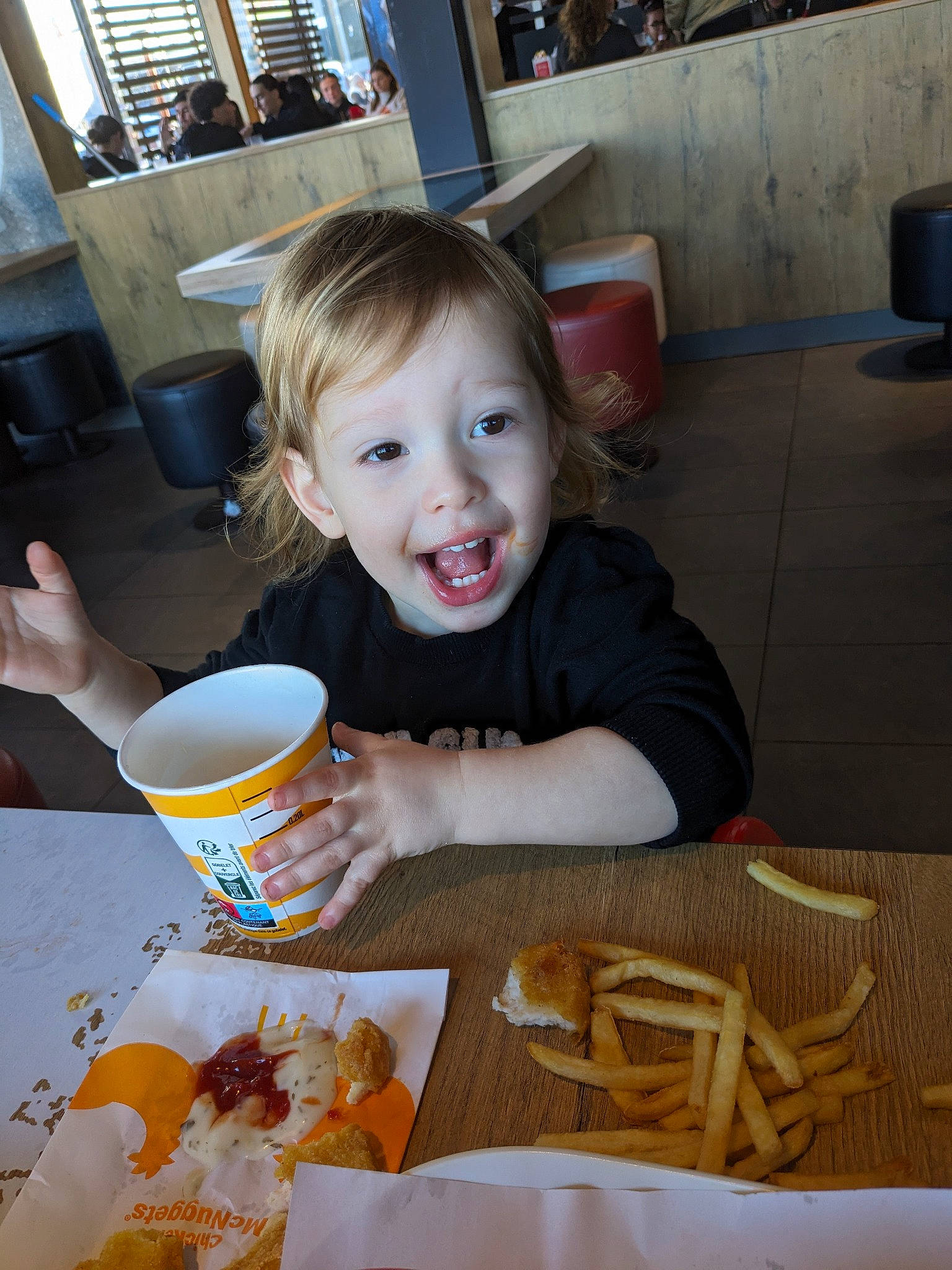 Ghjulianu a rejoint le concours — aidez-le/la à gagner de superbes lots ! chair, child, comfort_food, cuisine, dish, drink, drinkware, flooring, food, fun, furniture, ingredient, person, plate, sharing, smile, summer, table, tableware, toddler