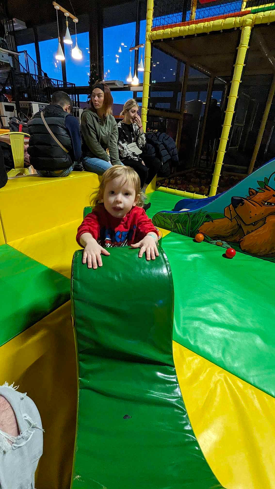 Ghjulianu participe au concours pour gagner de l'argent avec cette photo : child, chute, event, fun, games, green, headwear, inflatable, jacket, leisure, motor_vehicle, outdoor_play_equipment, person, plastic, play, playground, product, recreation, t_shirt, toddler