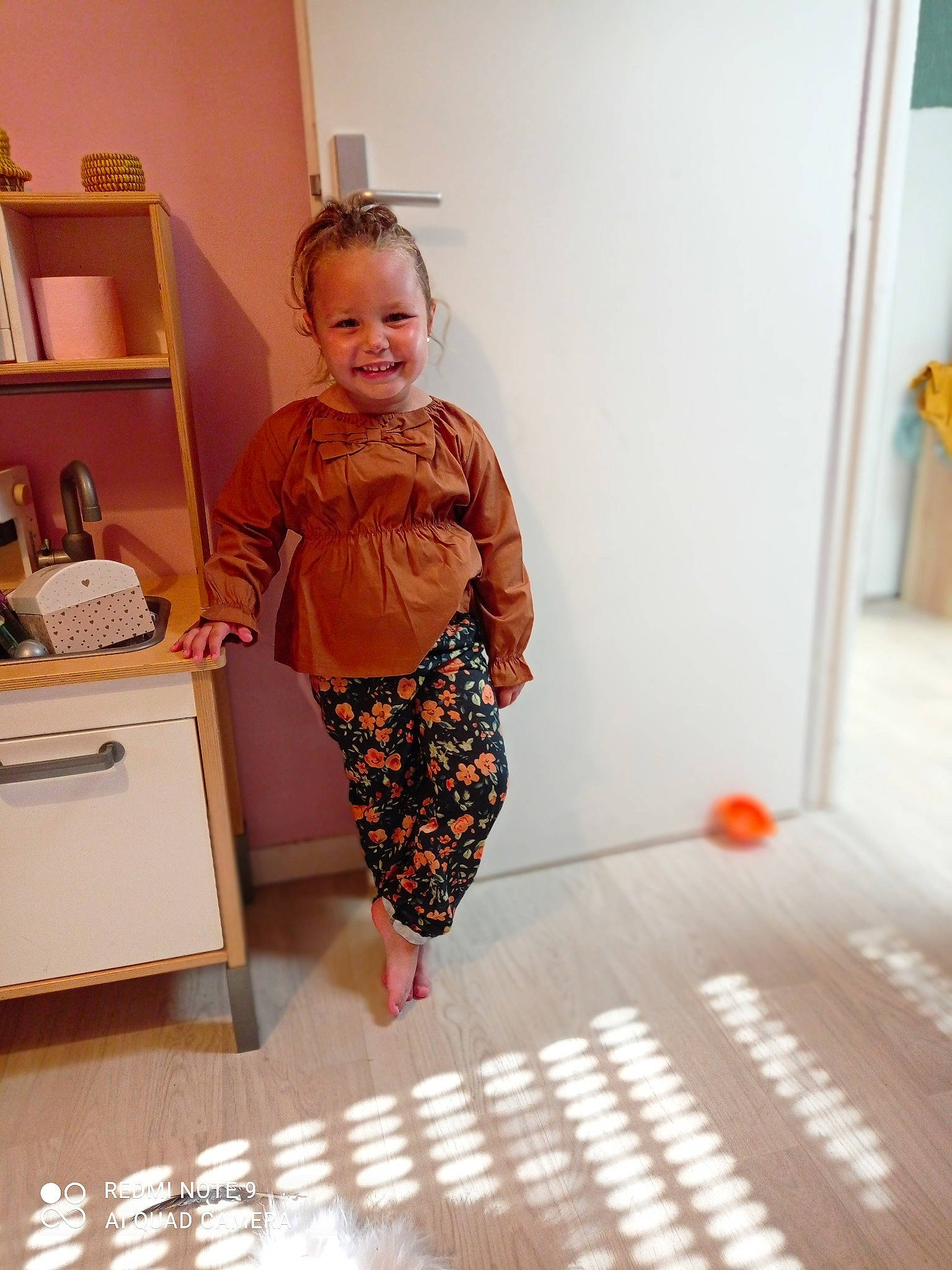 Louison a rejoint le concours — aidez-le/la à gagner de superbes lots ! baby_toddler_clothing, door, drawer, floor, flooring, hardwood, house, human_leg, joy, knee, pattern, person, room, shelf, shoulder, sleeve, smile, standing, thigh, toddler