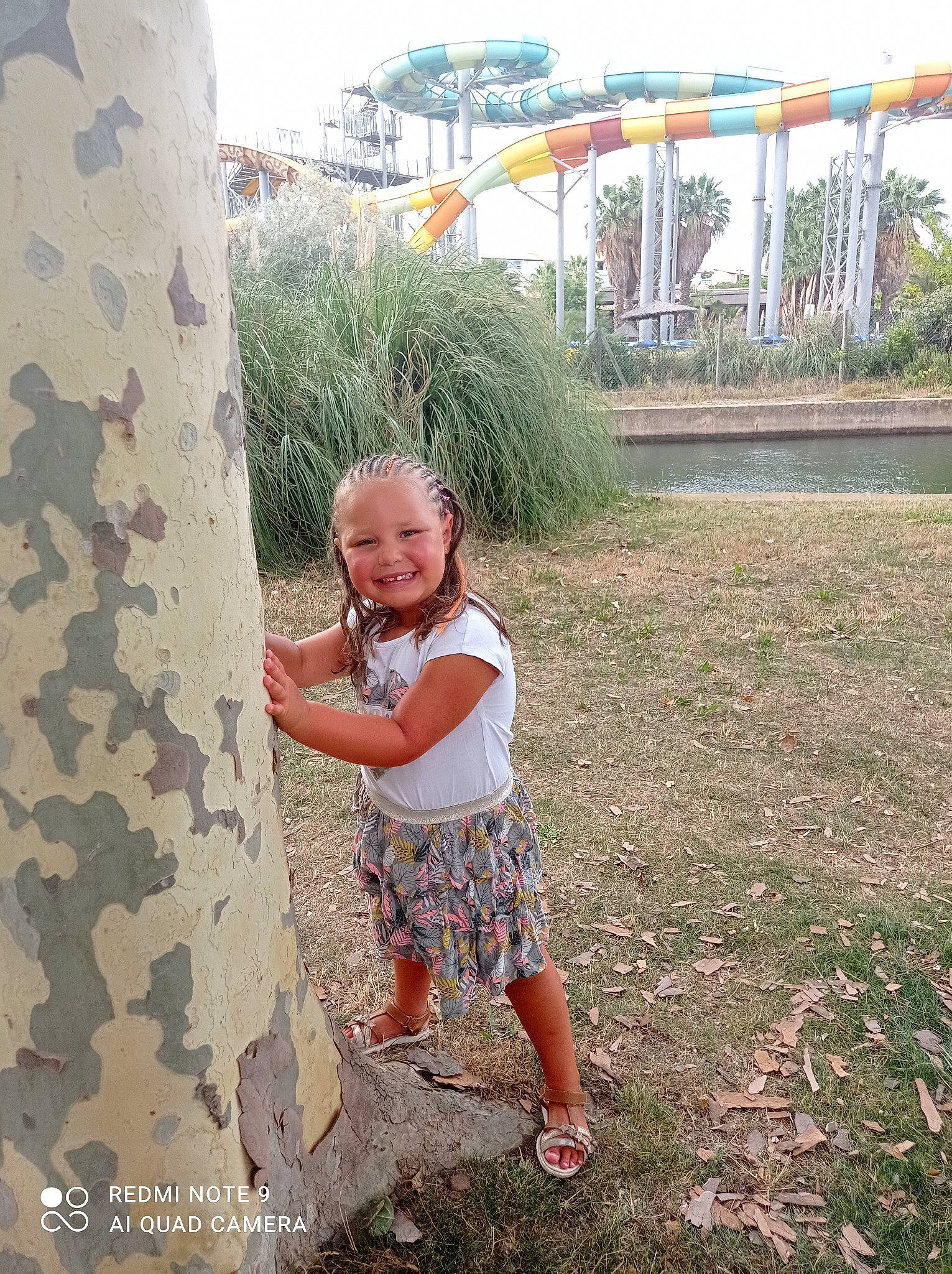 Louison a rejoint le concours — aidez-le/la à gagner de superbes lots ! child, city, fun, grass, happy, joy, landscape, leaf, leisure, person, plant, play, playground, recreation, rock, sandal, shorts, sitting, smile, soil