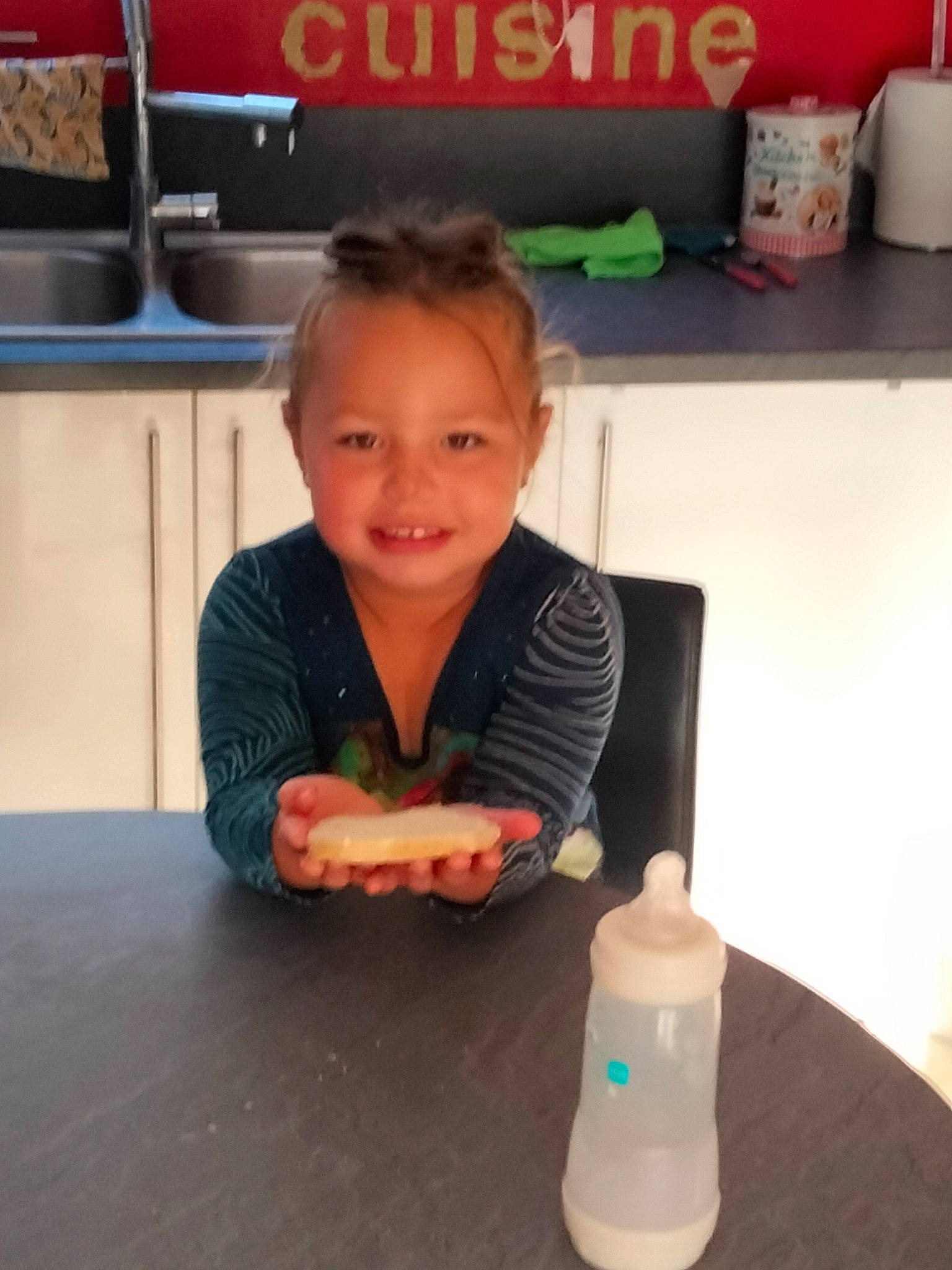 Louison a rejoint le concours — aidez-le/la à gagner de superbes lots ! cabinetry, cooking, cooktop, countertop, flooring, fun, gas_stove, happy, home_appliance, joy, kitchen, kitchen_appliance, kitchen_stove, nail, person, plastic_bottle, room, sitting, smile, t_shirt