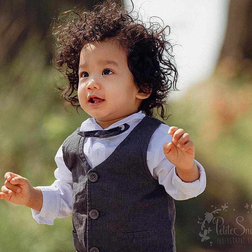 Dylan participe au concours pour gagner de l'argent avec cette photo : baby, babylaughing, blackhair, bodypart, clothing, curlyhair, dress, face, finger, formalwear, hair, hand, happy, head, person, photography, portrait, smile, suit, vest