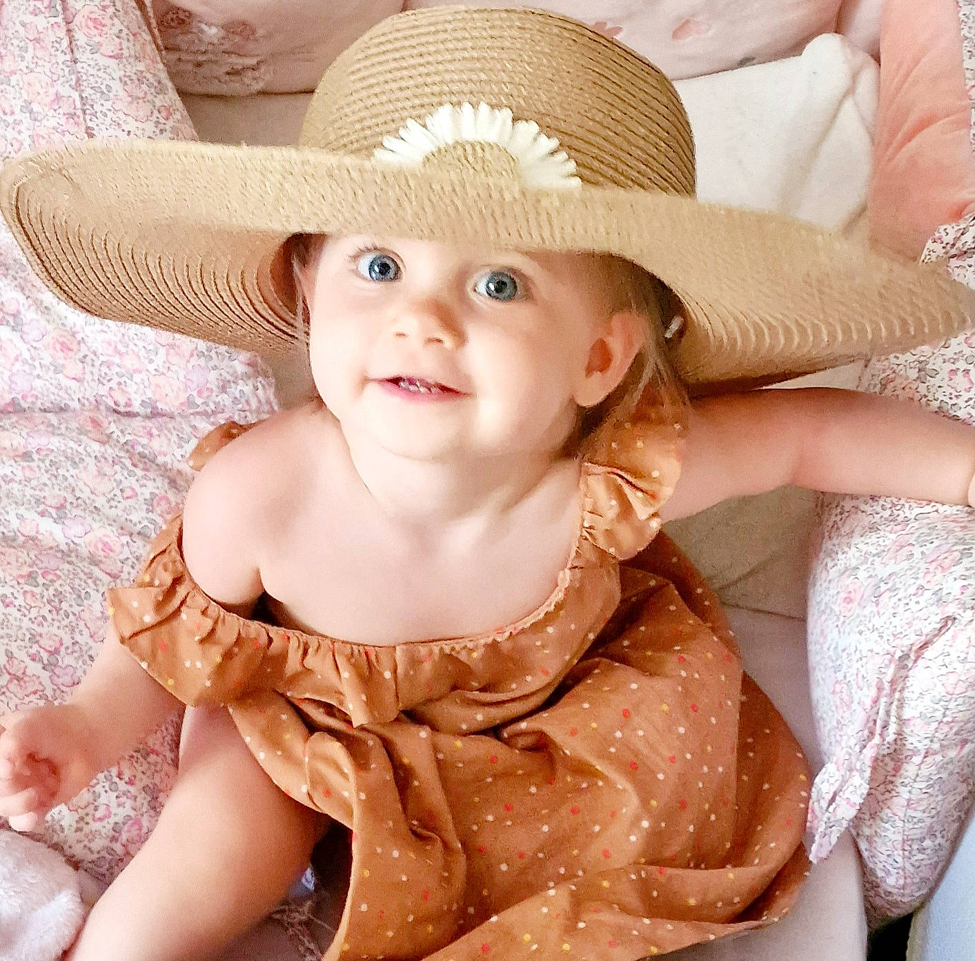 Maëly a rejoint le concours — aidez-le/la à gagner de superbes lots ! baby, baby_toddler_clothing, blond, child, eye, fashion_accessory, fedora, happy, hat, headgear, headwear, iris, joy, lip, pattern, person, pink, skin, sleeve, smile