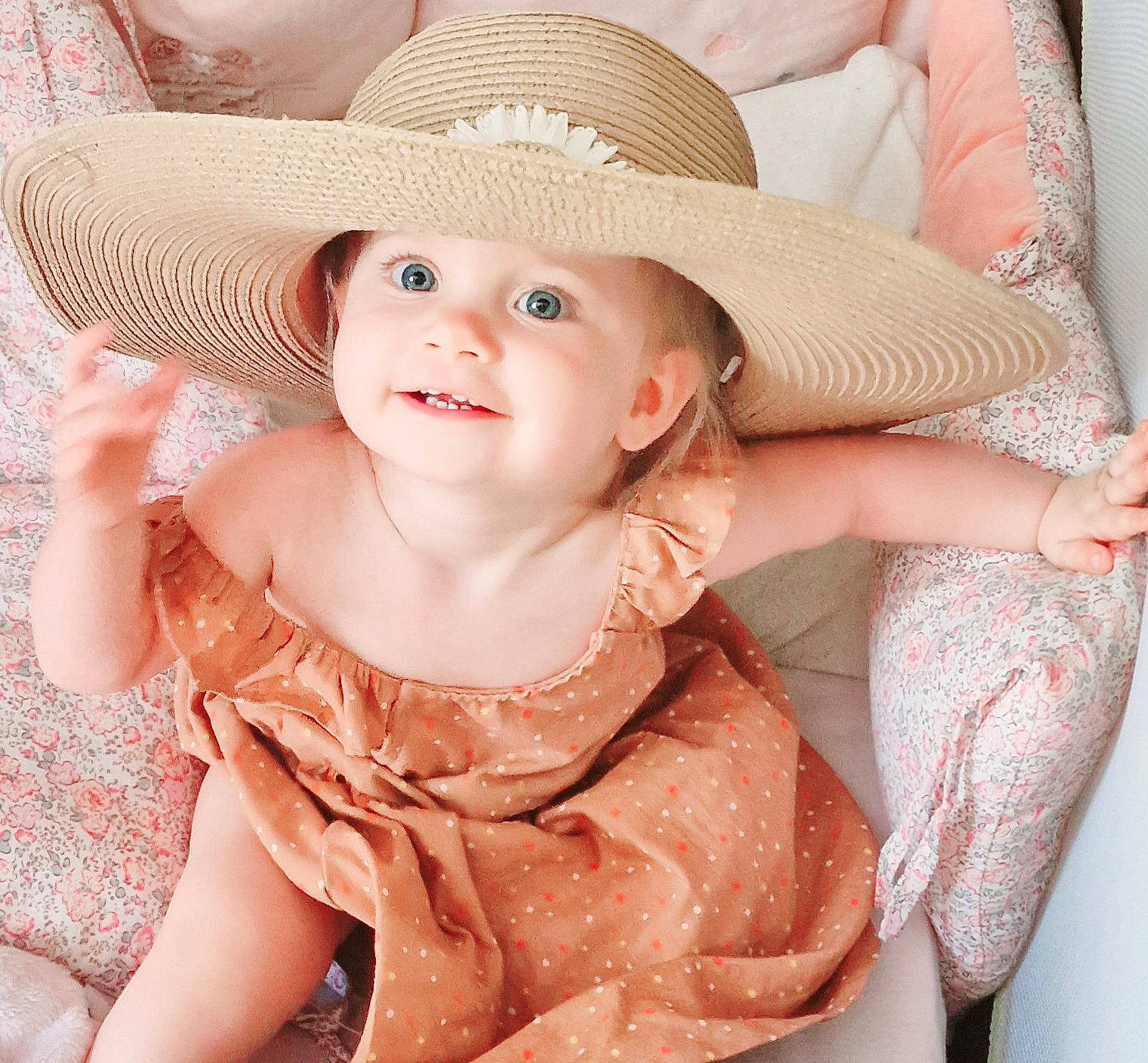 Maëly participe au concours pour gagner de l'argent avec cette photo : baby, baby_toddler_clothing, child, eye, fedora, finger, happy, hat, headgear, headwear, human_body, iris, joy, lip, mouth, person, pink, skin, sleeve, smile