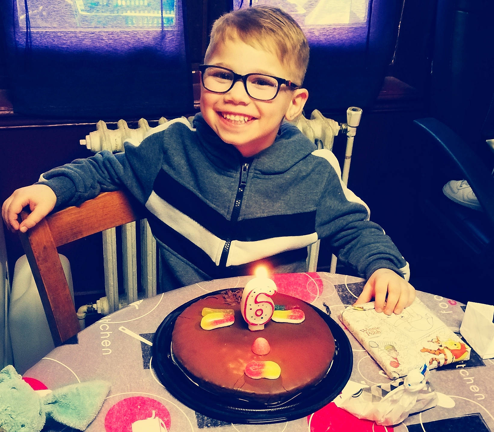 Nohlan a rejoint le concours — aidez-le/la à gagner de superbes lots ! baked_goods, cake, comfort_food, cool, cuisine, dish, eating, eyewear, food, games, glasses, joy, meal, person, table, vision_care