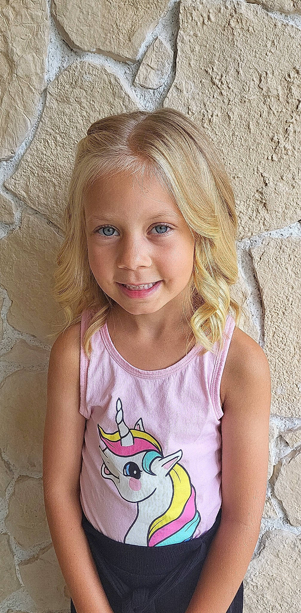 Louna a rejoint le concours — aidez-le/la à gagner de superbes lots ! baby_toddler_clothing, cheek, eye, eyebrow, eyelash, facial_expression, grass, hair, happy, head, iris, joy, lip, neck, people_in_nature, person, pink, skin, sleeve, smile