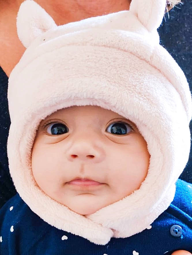 Victoria a rejoint le concours — aidez-le/la à gagner de superbes lots ! baby, baby_toddler_clothing, blue, cap, cheek, child, eye, freezing, fur, headgear, headwear, knit_cap, lip, outerwear, person, photograph, skin, sleeve, textile, toddler