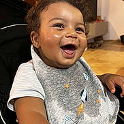 Elohïm participe au concours pour gagner de l'argent avec cette photo : baby, child, smiling, laughing, curly_hair, bib, rocket, stars, indoor, happy, toddler, clothing, face, person, seat, expression, cute, joyful, skin, infant