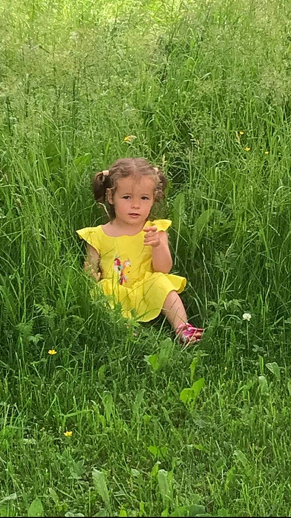 Chiara participe au concours pour gagner de l'argent avec cette photo : baby_toddler_clothing, ecoregion, field, flower, flowering_plant, grass, grassland, groundcover, happy, lawn, meadow, natural_landscape, pasture, people_in_nature, person, plant, prairie, shrub, terrestrial_plant, toddler