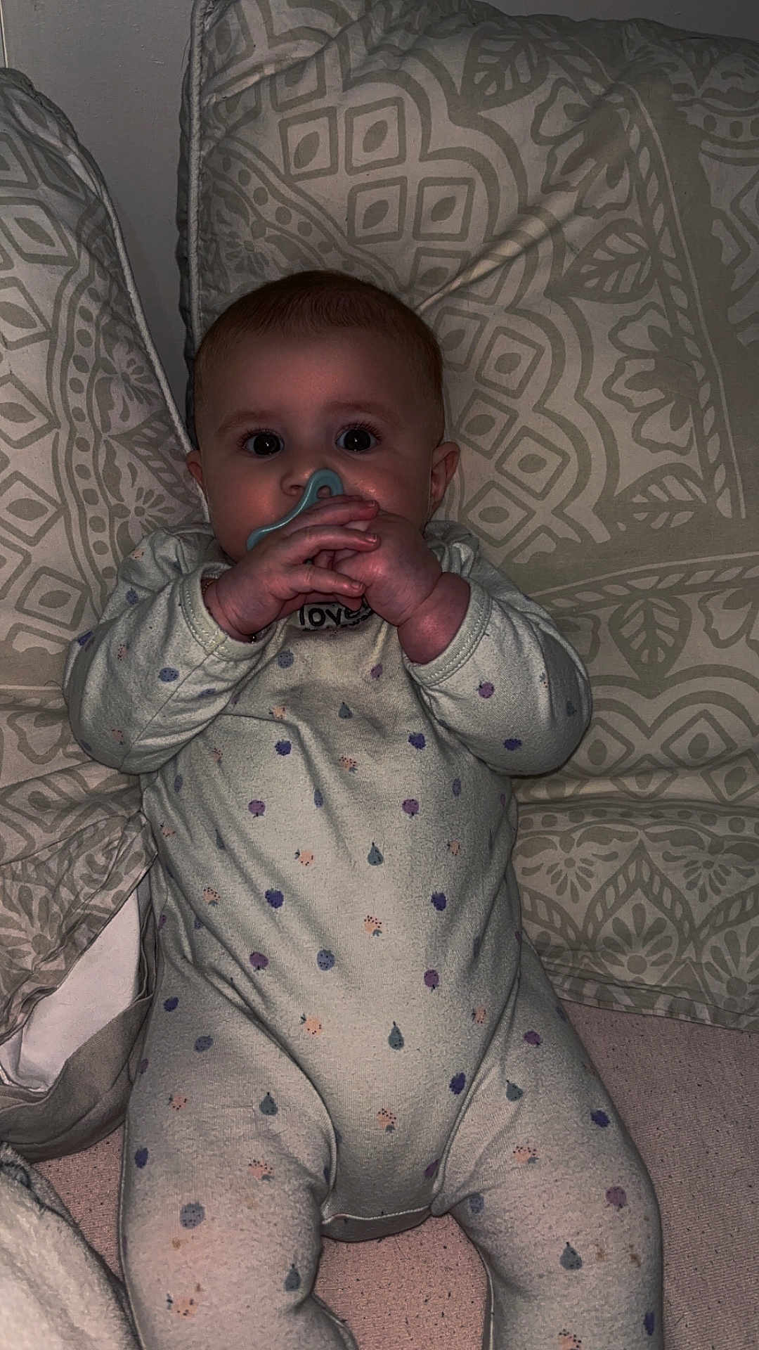 Ellie participe au concours pour gagner de l'argent avec cette photo : baby, infant, pacifier, onesie, polka_dot, cushion, pattern, indoor, child, seated, face, hands, curious, cute, young, cozy, soft_lighting, home, portrait, comfortable