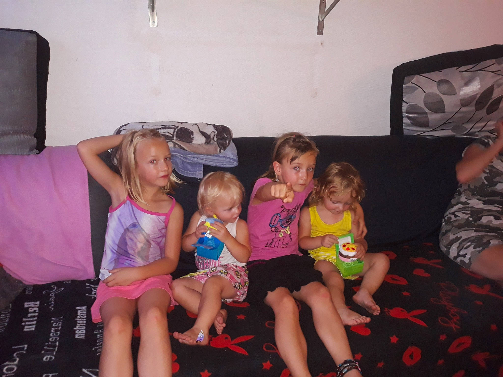 Anais Morgane Clara Louna participe au concours pour gagner de l'argent avec cette photo : child, day, event, fun, girl, party, person, toddler, vacation