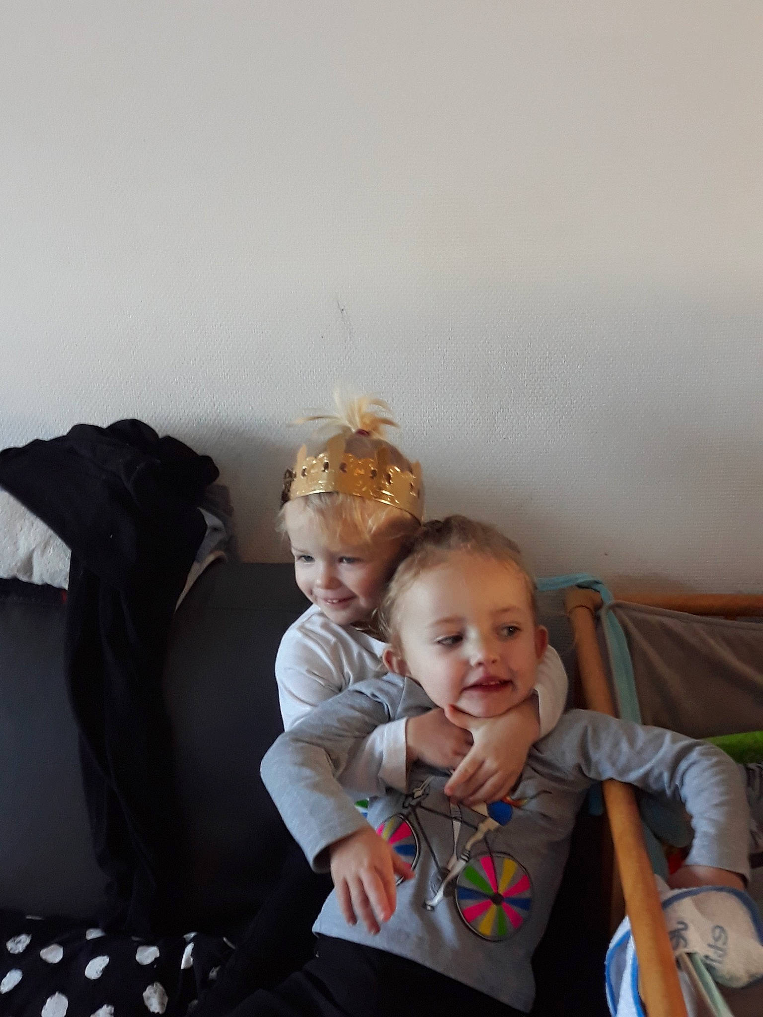 Anais Morgane Clara Louna participe au concours pour gagner de l'argent avec cette photo : child, fun, girl, infant, joy, people, person, product, sitting, smile, toddler, vacation