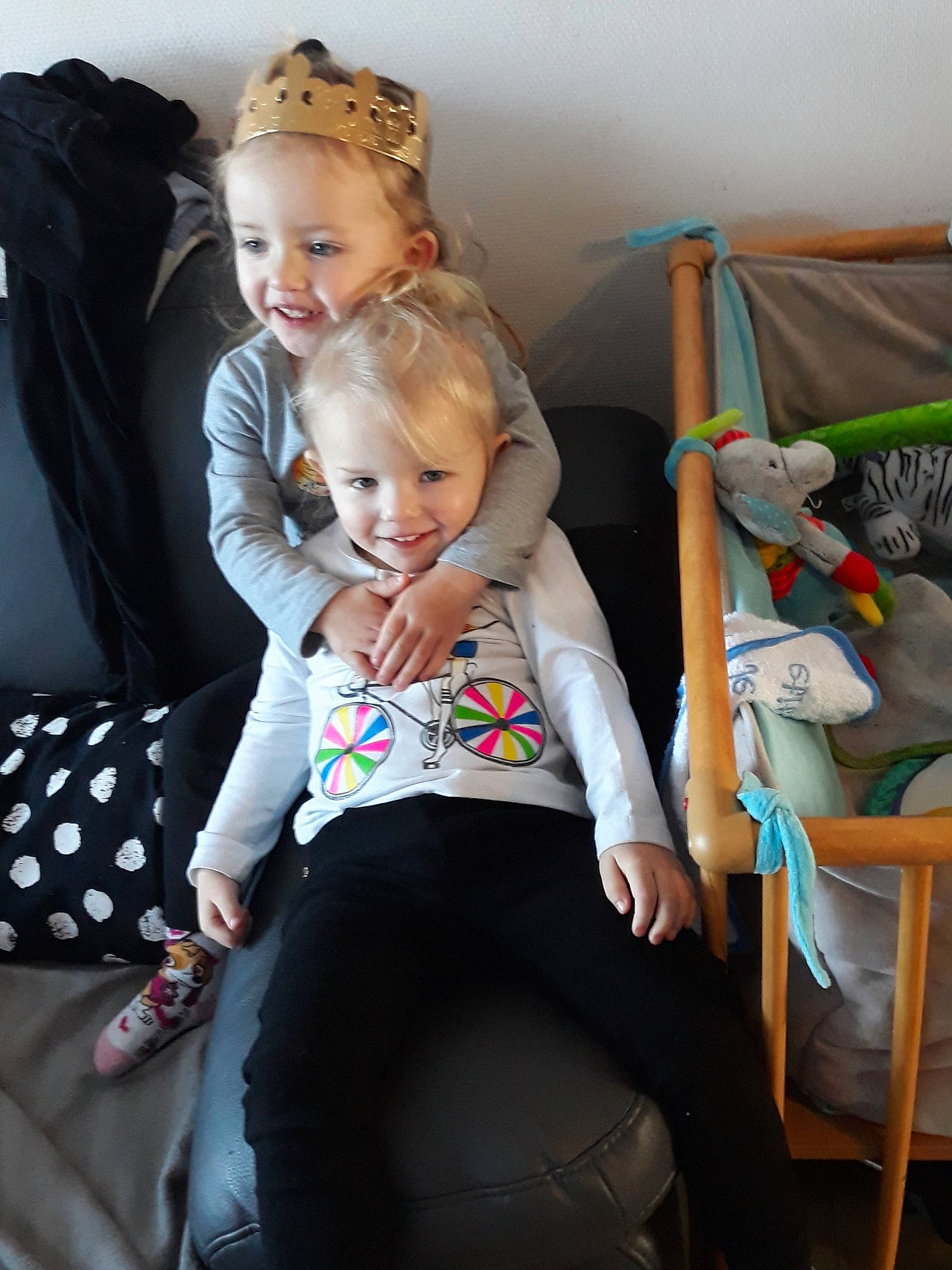 Anais Morgane Clara Louna participe au concours pour gagner de l'argent avec cette photo : abdomen, baby_products, child, fun, furniture, girl, hair, human_hair_color, joint, joy, leg, material, outerwear, person, product, shoulder, sitting, standing, textile, toddler