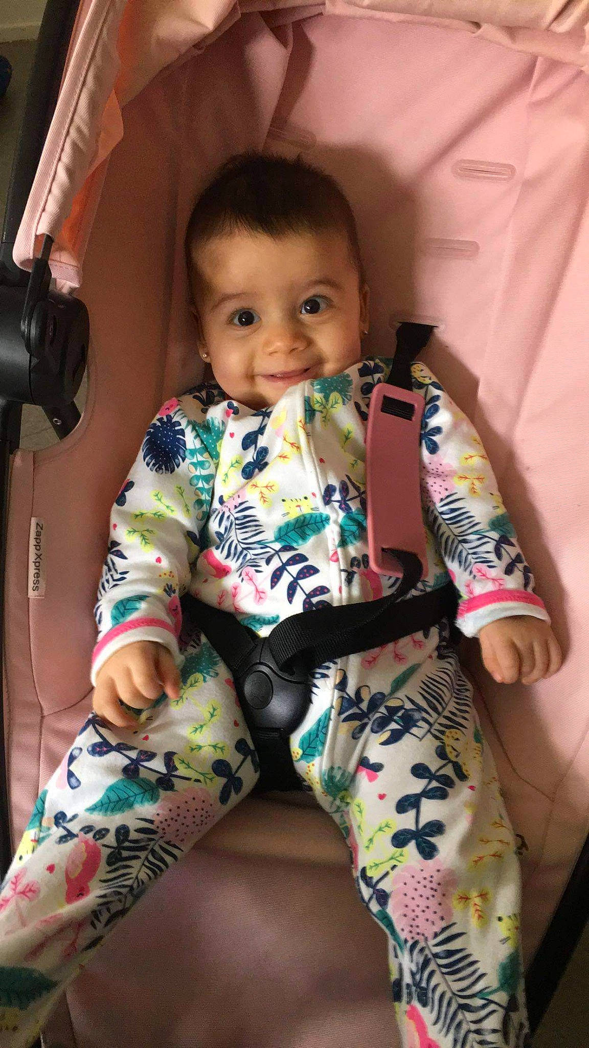 Zeneli participe au concours pour gagner de l'argent avec cette photo : baby, baby_toddler_clothing, cheek, comfort, eye, face, finger, hair, hand, head, human_body, iris, joy, leg, neck, outerwear, person, skin, sleeve, smile