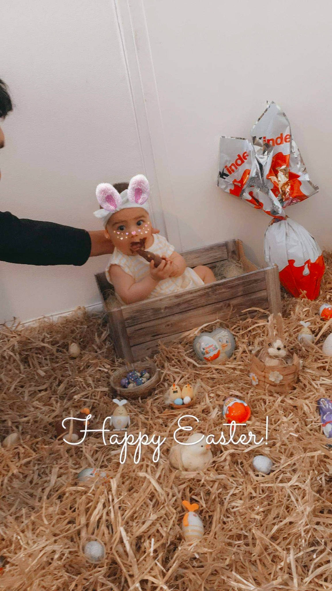 Zeneli participe au concours pour gagner de l'argent avec cette photo : baby, child, christmas_decoration, christmas_ornament, doll, event, fawn, fun, happy, headwear, mammal, ornament, party_supply, people, person, room, stuffed_toy, surprise, teddy_bear, textile