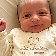 Anakin a rejoint le concours — aidez-le/la à gagner de superbes lots ! baby, infant, smile, face, hand, onesie, clothing, cushion, beige, soft, cute, illustration, text, french, portrait, closeup, skin, head, person, newborn