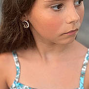 Léna participe au concours pour gagner de l'argent avec cette photo : child, girl, portrait, face, looking_away, long_hair, earrings, dress, patterned_clothing, summer, outdoor, young_female, closeup, natural_light, skin, shoulders, expression, serene, youth, fashion