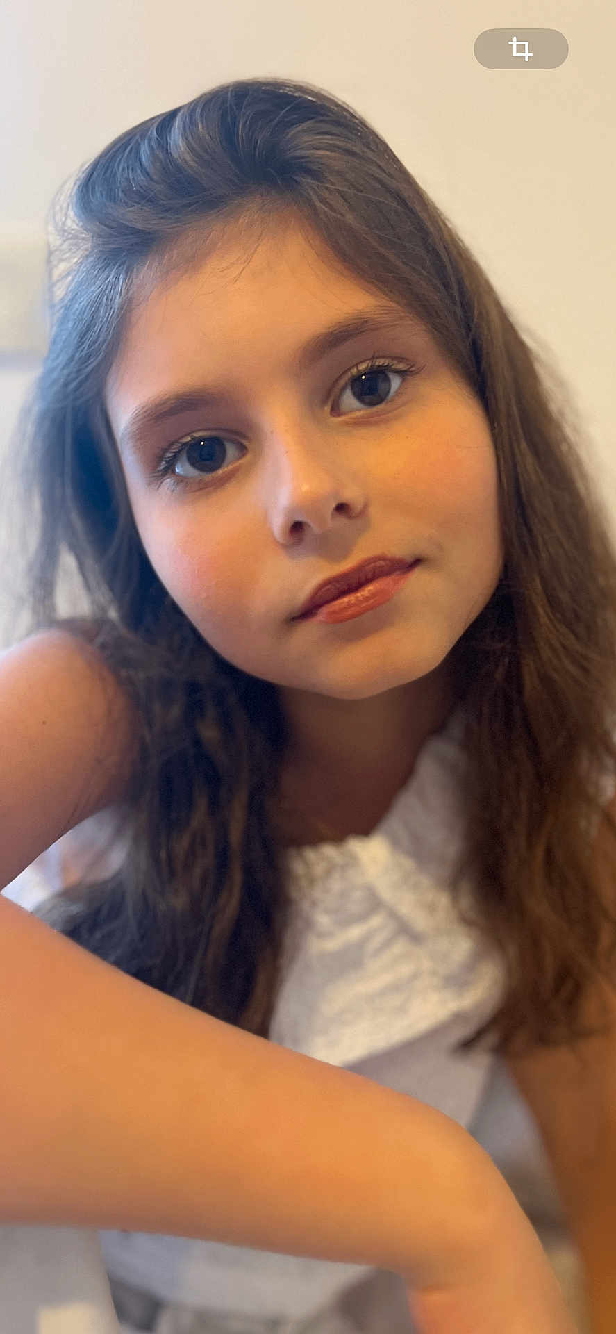 Léna a rejoint le concours — aidez-le/la à gagner de superbes lots ! child, girl, portrait, face, expression, long_hair, white_top, close_up, indoor, young, person, human, skin, eyelashes, eyes, hair, shoulder, casual, soft_light, blurred_background