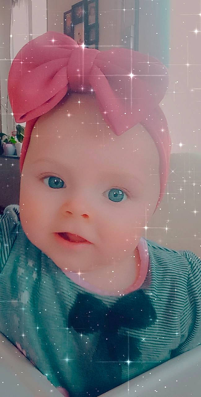 Sïanna a rejoint le concours — aidez-le/la à gagner de superbes lots ! baby_toddler_clothing, bow_tie, cap, cheek, costume_hat, eye, eyebrow, eyelash, fun, happy, hat, headwear, iris, lip, pattern, person, pink, skin, sleeve, sunglasses