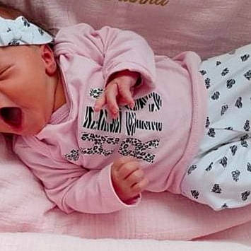 Sïanna a rejoint le concours — aidez-le/la à gagner de superbes lots ! arm, baby, baby_products, baby_sleeping, baby_toddler_clothing, cheek, child, comfort, facial_expression, finger, font, happy, linens, pattern, person, pink, product, sleeve, t_shirt, textile