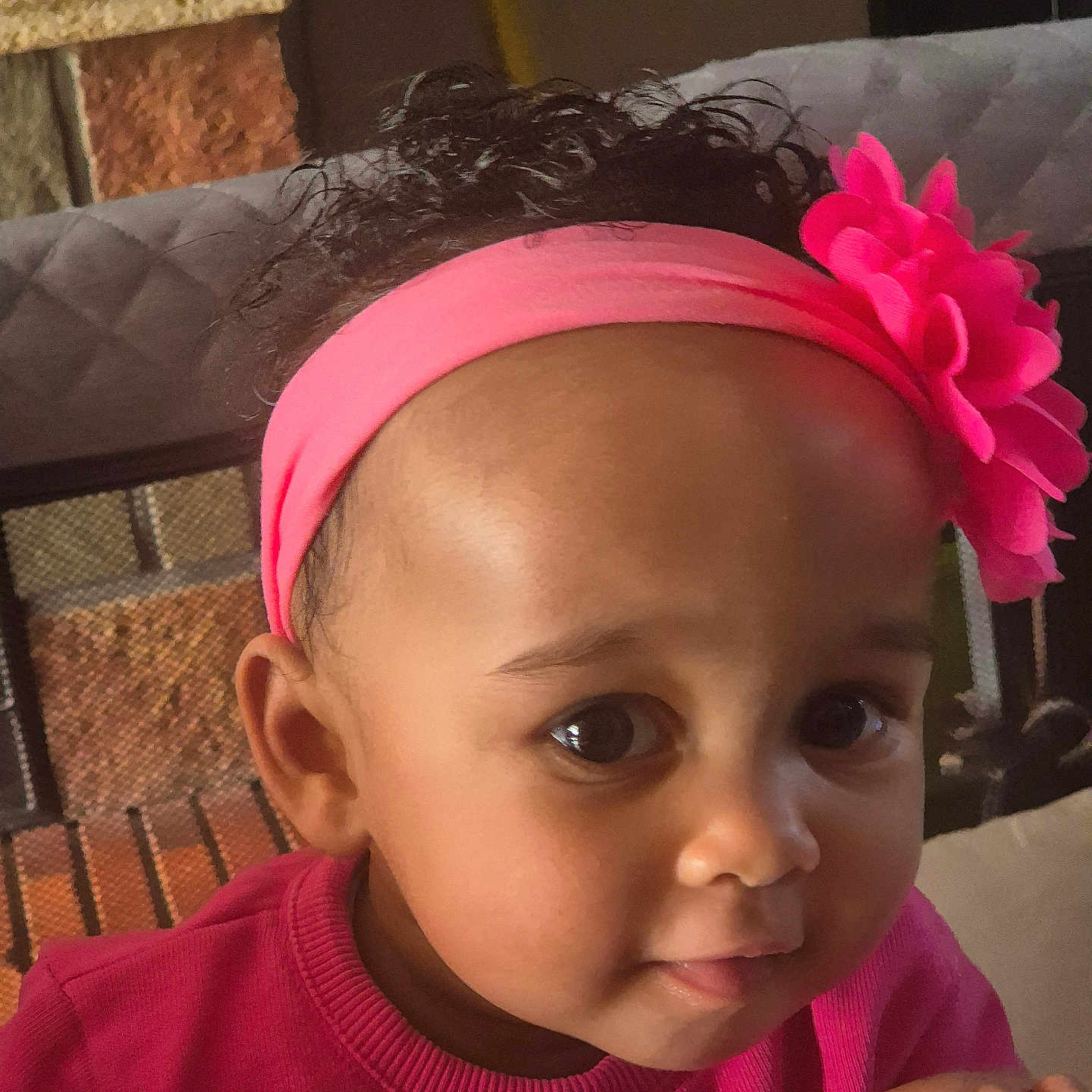 Kimia a rejoint le concours — aidez-le/la à gagner de superbes lots ! toddler, child, headband, pink, flower, curly_hair, face, eyes, smile, indoor, clothing, sweater, hand, portrait, cute, baby, person, young_child, expression, skin