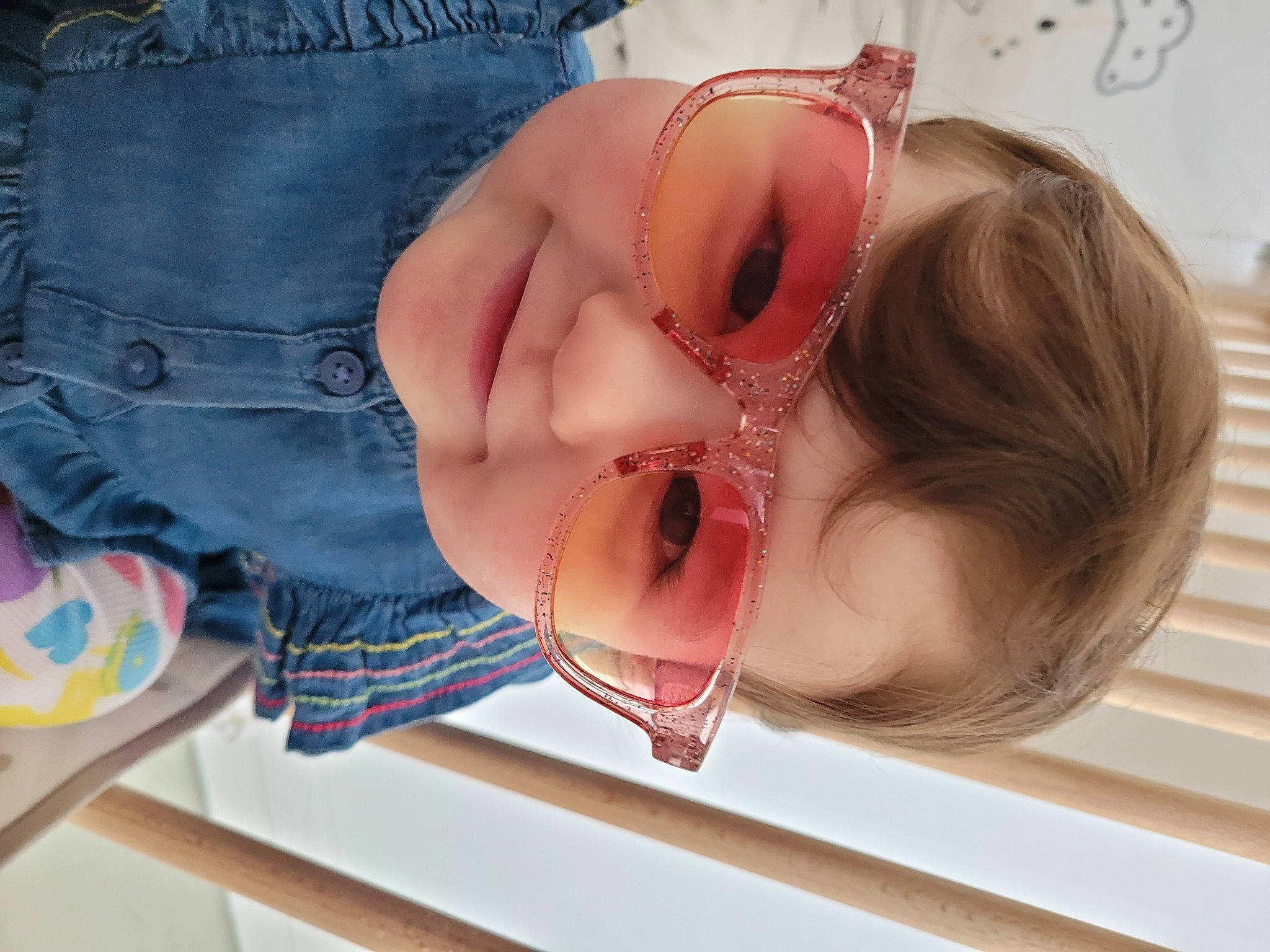 Mila a rejoint le concours — aidez-le/la à gagner de superbes lots ! baby, baby_toddler_clothing, child, clothing, eyelash, eyewear, facial_expression, fun, glasses, happy, hat, helmet, joy, lip, mouth, nose, person, skin, smile, sunglasses
