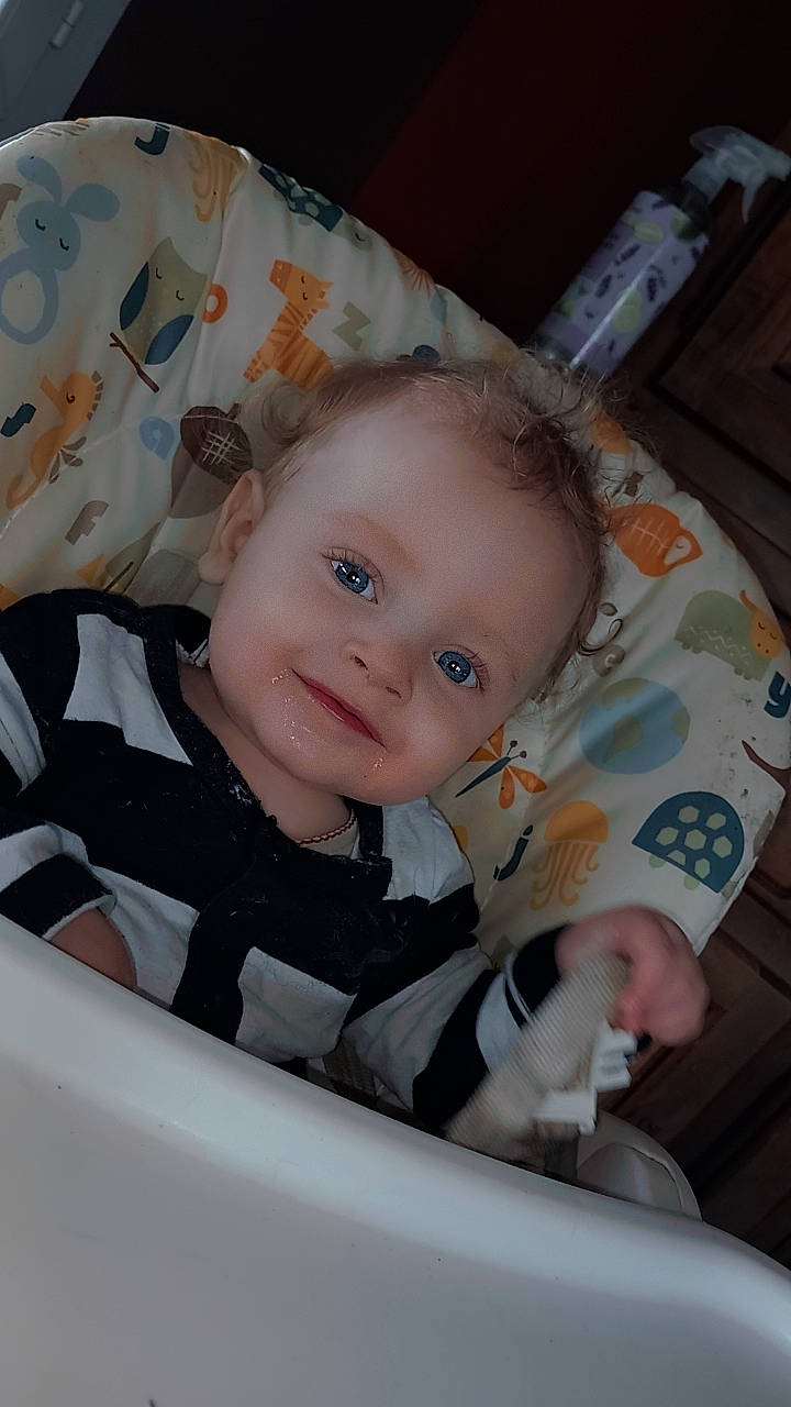 Leewan a rejoint le concours — aidez-le/la à gagner de superbes lots ! baby, baby_carriage, baby_products, baby_toddler_clothing, cheek, child, comfort, fun, happy, iris, joy, person, room, sitting, skin, sleeve, smile, toddler, wood