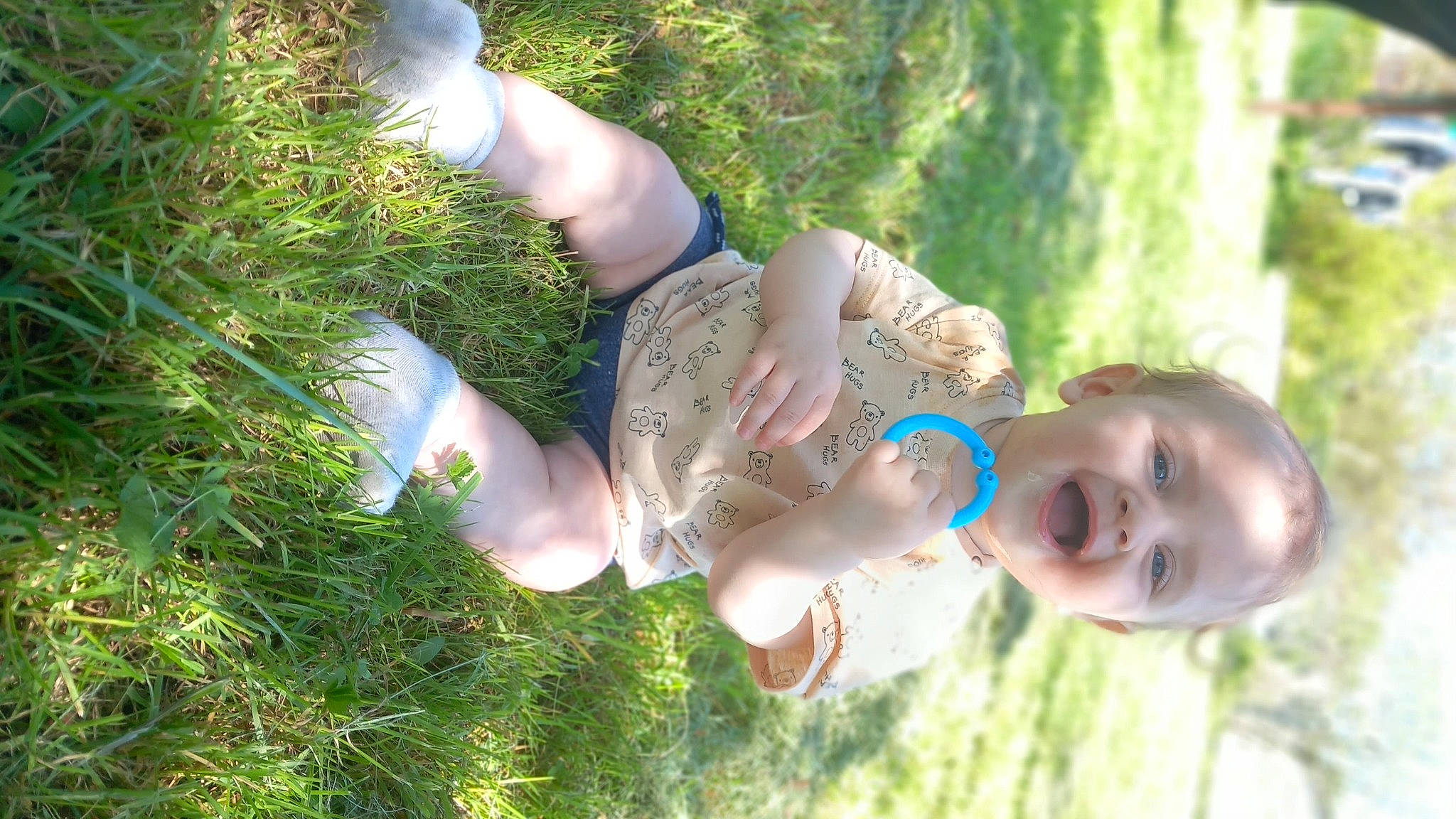 Leewan a rejoint le concours — aidez-le/la à gagner de superbes lots ! arm, fawn, fun, grass, grass_family, hand, happy, human_body, human_leg, lawn, leisure, meadow, people_in_nature, person, plant, smile, summer, sunlight, tree, trunk