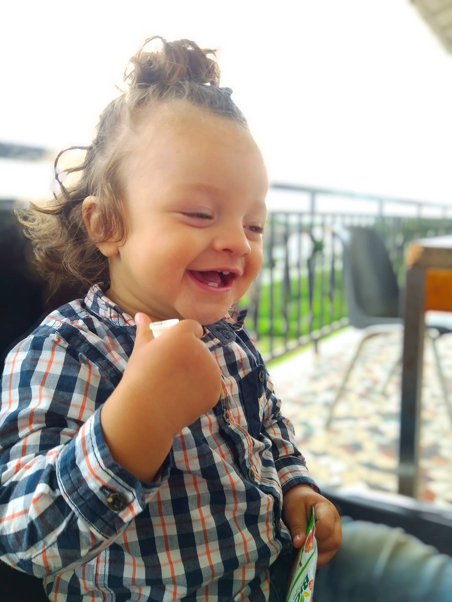 Ilyann participe au concours pour gagner de l'argent avec cette photo : arm, face, finger, gesture, grass, hand, happy, iris, neck, person, plaid, plant, shoulder, skin, sky, sleeve, smile, tartan, toddler, travel