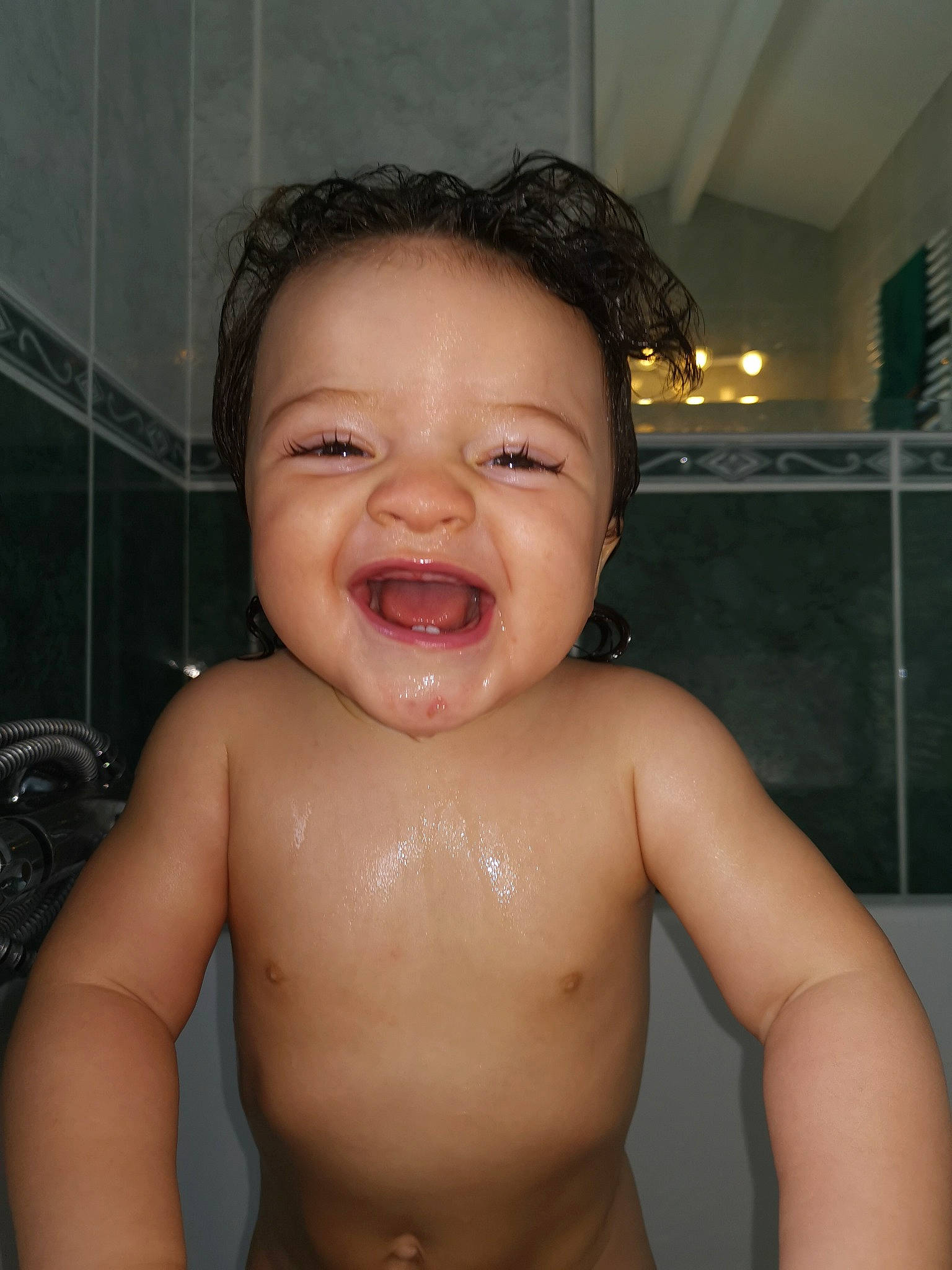 Ilyann participe au concours pour gagner de l'argent avec cette photo : baby_bathing, cheek, chin, ear, eye, eyebrow, eyelash, forehead, gesture, happy, human_body, iris, jaw, lip, mouth, muscle, neck, nose, person, skin