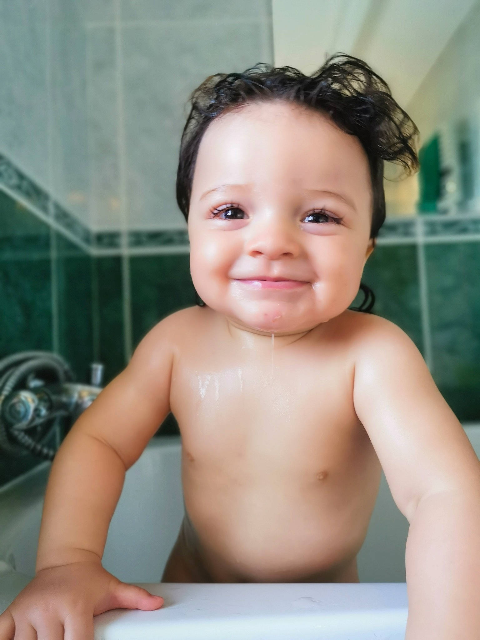 Ilyann participe au concours pour gagner de l'argent avec cette photo : baby, baby_bathing, bathing, black_hair, cheek, chest, chin, ear, eyebrow, eyelash, flash_photography, hair, happy, iris, joy, muscle, nose, person, shoulder, skin