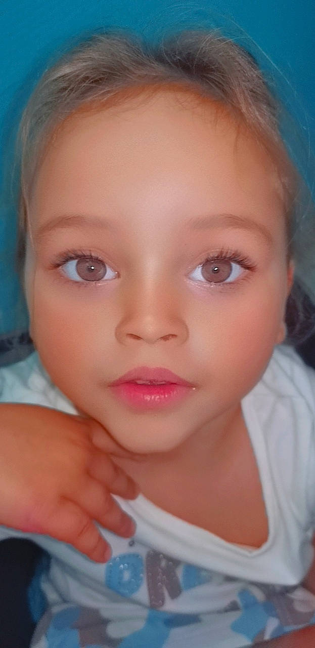 Ynaïa participe au concours pour gagner de l'argent avec cette photo : baby, blue, cheek, chin, ear, eyebrow, eyelash, facial_expression, forehead, gesture, hand, iris, jaw, lip, mouth, neck, no_expression, nose, person, skin