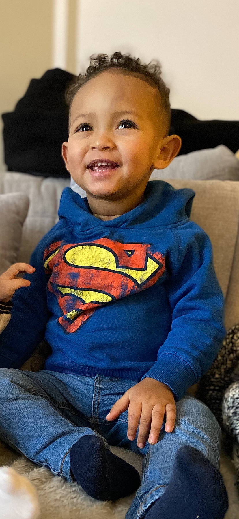 Jayden participe au concours pour gagner de l'argent avec cette photo : black, blue, cheek, chin, clothing, eye, face, facial_expression, head, human, iris, joy, mouth, nose, orange, organ, person, skin, sleeve, smile