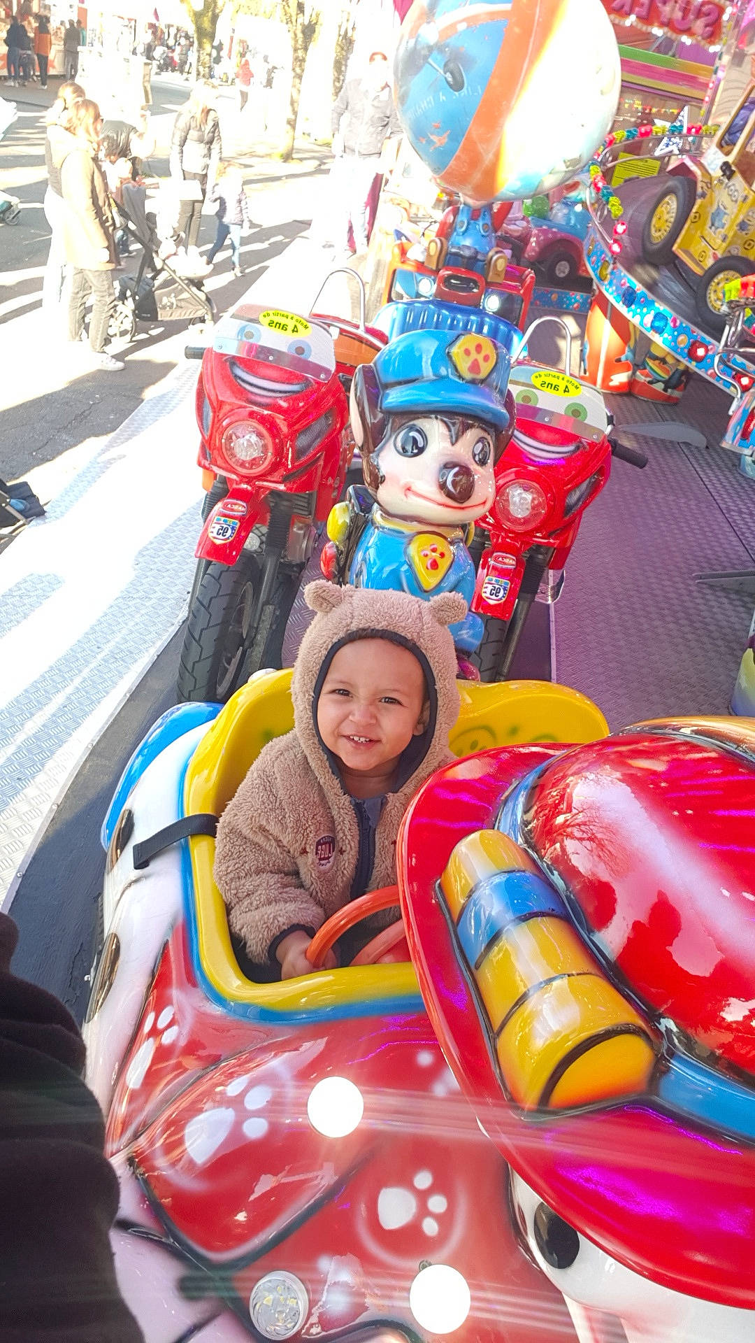 Jayden a rejoint le concours — aidez-le/la à gagner de superbes lots ! amusement_ride, automotive_design, automotive_exterior, automotive_tire, child, event, fictional_character, fun, happy, headwear, holiday, human_settlement, joy, leisure, mode_of_transport, motor_vehicle, person, personal_protective_equipment, photograph, recreation