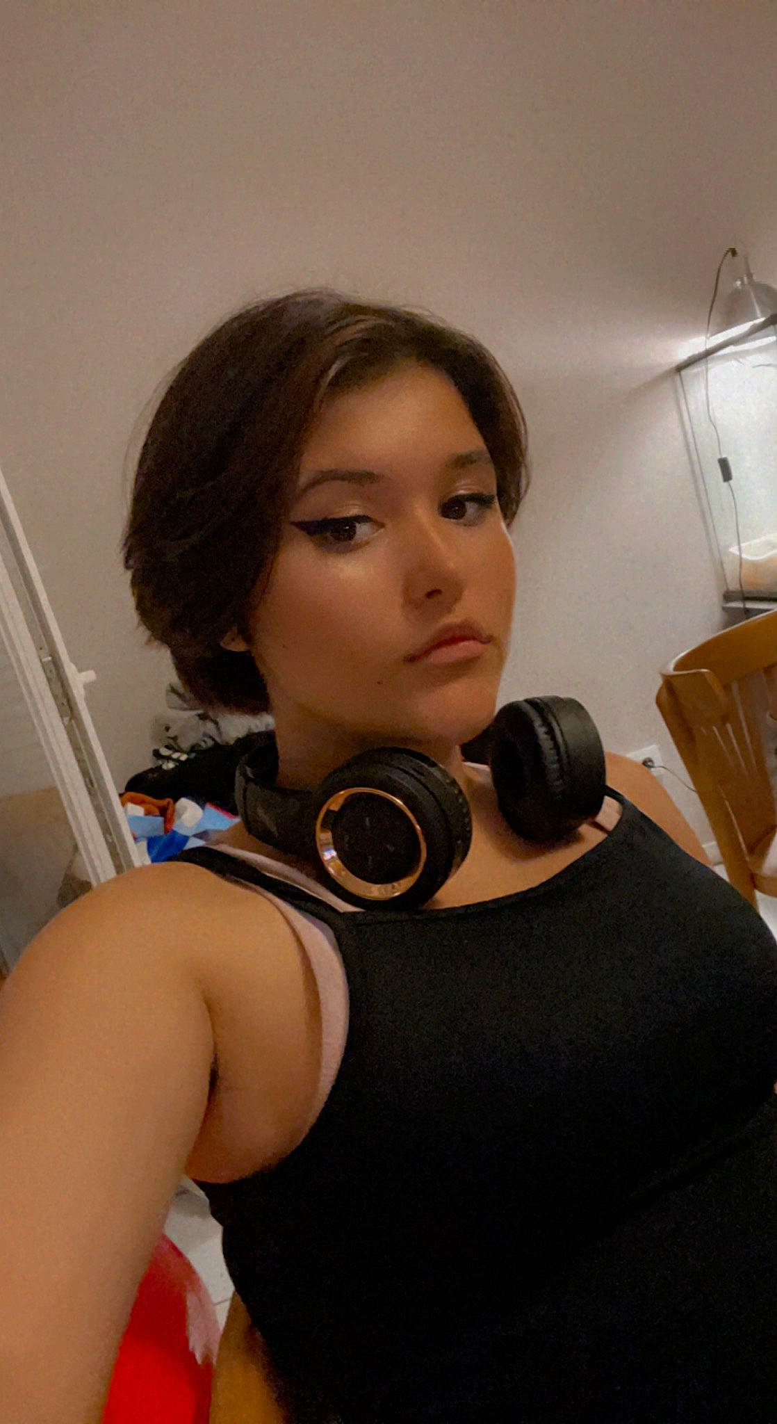 Océane participe au concours pour gagner de l'argent avec cette photo : audio_equipment, black_hair, brown_hair, chest, child, ear, elbow, eyelash, flash_photography, gadget, hair, hearing, human_leg, long_hair, neck, person, room, selfie, singer, sitting