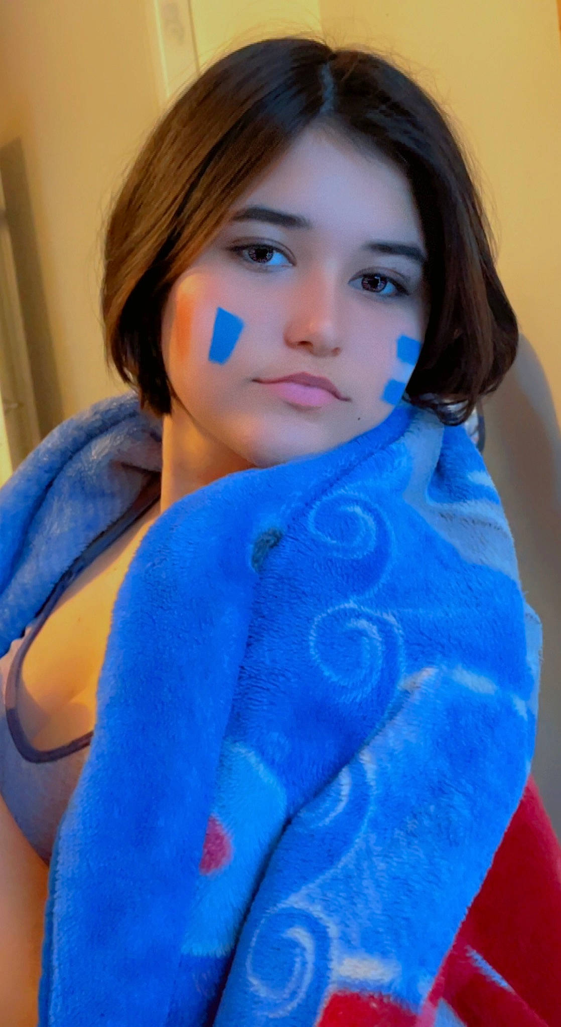 Océane a rejoint le concours — aidez-le/la à gagner de superbes lots ! azure, black_hair, brown_hair, electric_blue, eye, eyelash, fashion_accessory, fashion_design, lip, long_hair, magenta, makeover, neck, outerwear, pattern, peach, person, portrait_photography, shoulder, sleeve