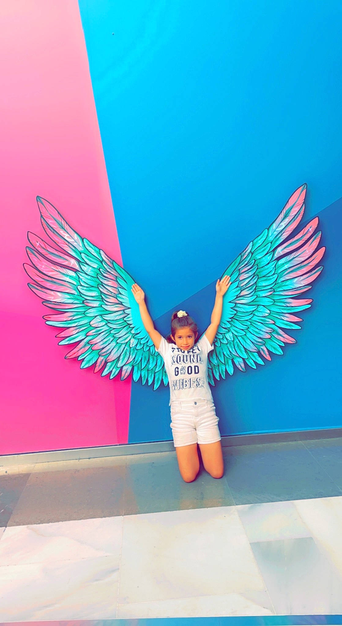 Nolwenn a rejoint le concours — aidez-le/la à gagner de superbes lots ! angel, art, azure, electric_blue, feather, fictional_character, fun, gesture, happy, human_leg, leg, leisure, line, mythical_creature, person, pink, shorts, symmetry, tree, visual_arts