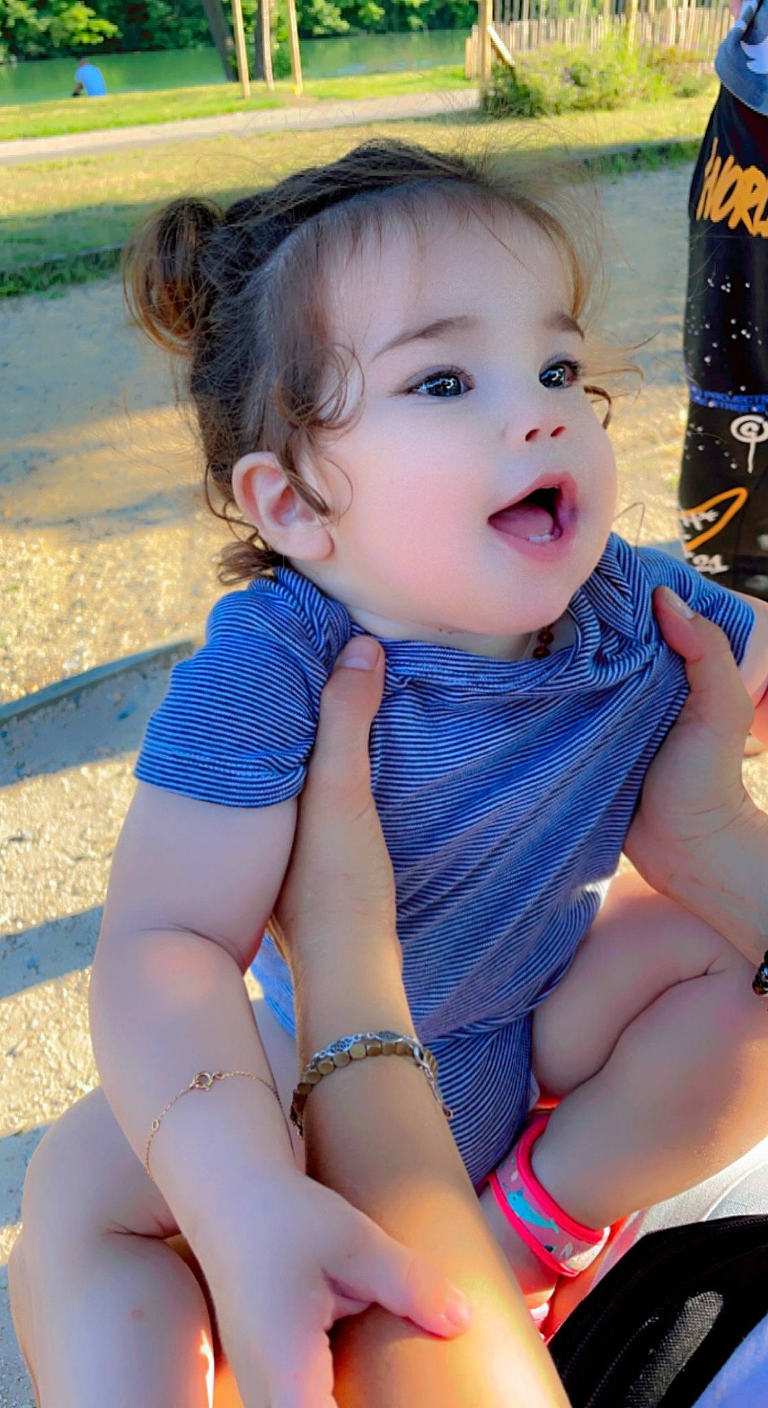 Gabrielle participe au concours pour gagner de l'argent avec cette photo : azure, baby, baby_toddler_clothing, cheek, electric_blue, face, fun, grass, happy, head, iris, leisure, lip, neck, person, photograph, skin, snapshot, summer, thigh