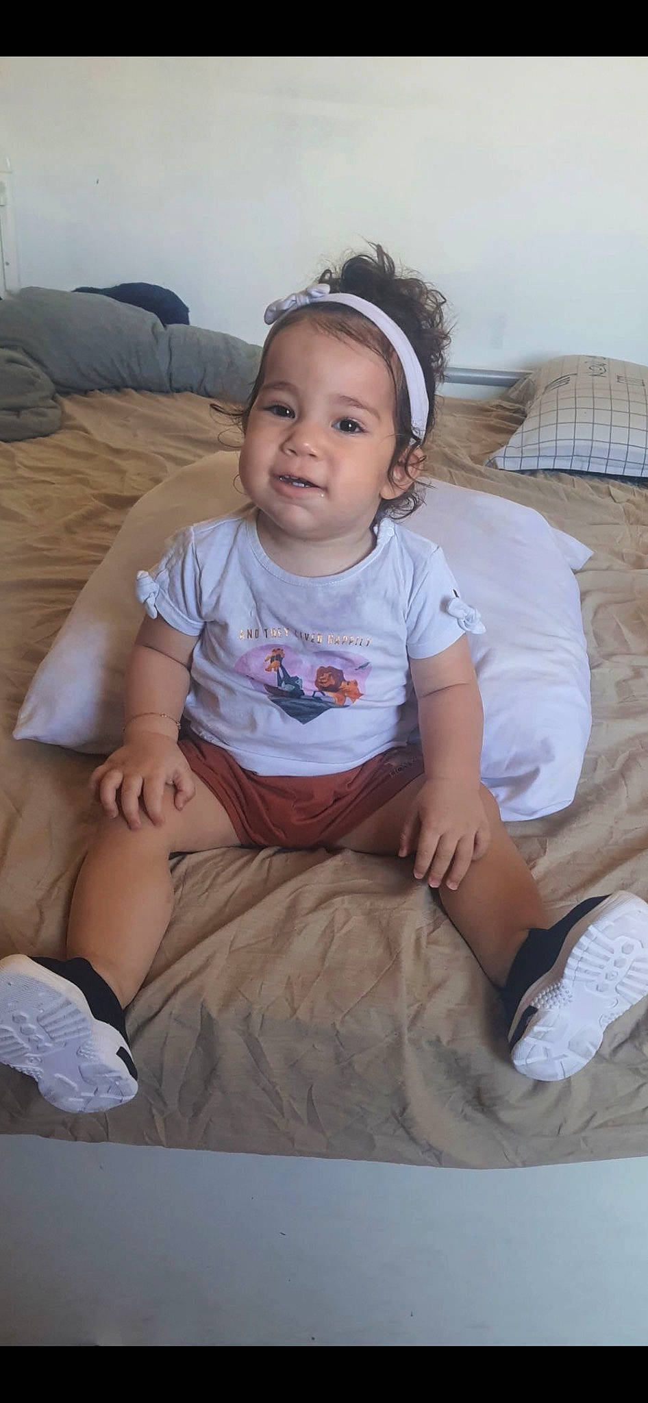 Gabrielle participe au concours pour gagner de l'argent avec cette photo : baby, baby_toddler_clothing, cheek, child, comfort, couch, facial_expression, fun, hairstyle, happy, head, person, shorts, sitting, skin, sleeve, smile, t_shirt, thigh, toddler