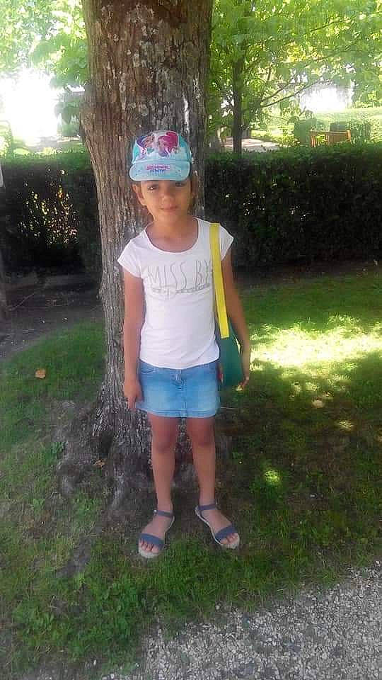 Ileana a rejoint le concours — aidez-le/la à gagner de superbes lots ! electric_blue, fun, grass, happy, headwear, human_leg, knee, lawn, leaf, leisure, people_in_nature, person, plant, recreation, shorts, sleeve, sunlight, t_shirt, thigh, toddler