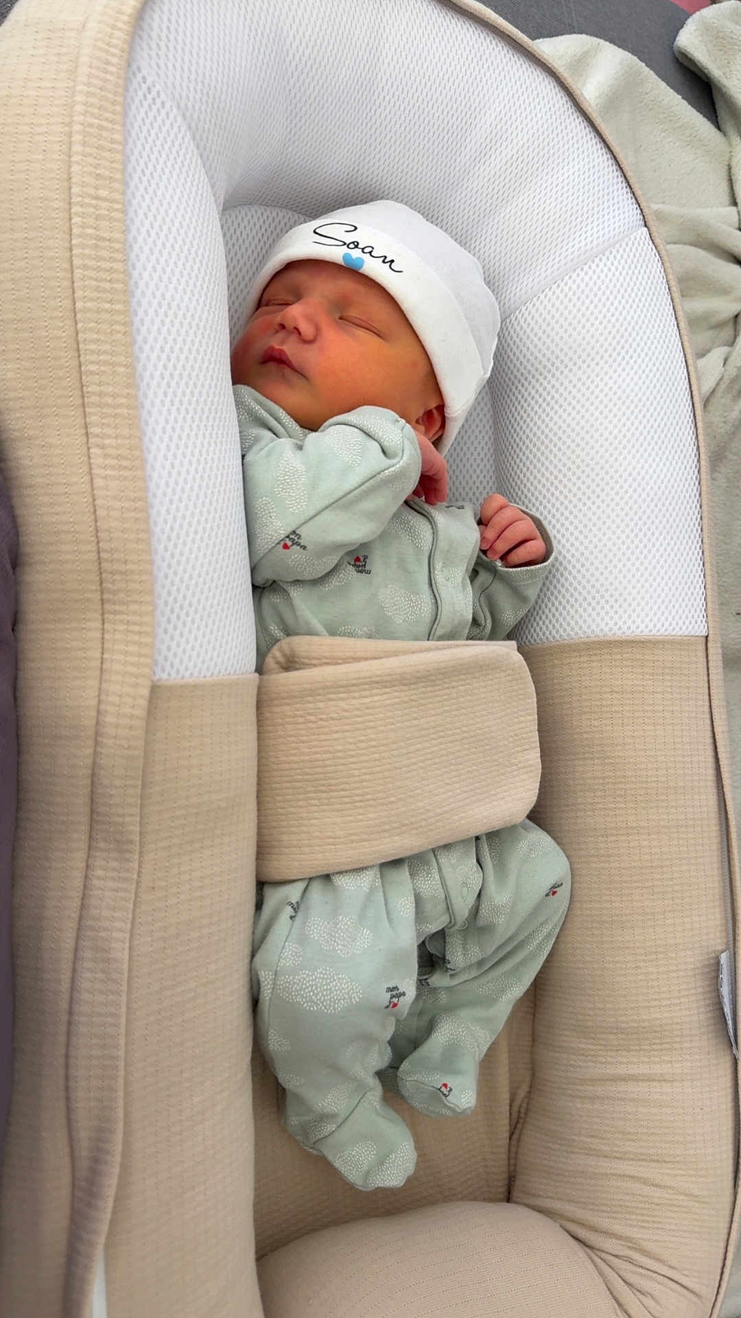 Soan a rejoint le concours — aidez-le/la à gagner de superbes lots ! baby, beige, child, cloud_pattern, comfort, cozy, cute, hat, indoors, infant, lounger, newborn, pajamas, peaceful, portrait, resting, sleeping, soft, white, wrapped