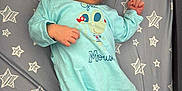 Soan a rejoint le concours — aidez-le/la à gagner de superbes lots ! baby, baby_garment, bed_sheet, blue_clothing, child, cute, face, hand, hat, head, indoors, infant, lying_down, newborn, onesie, pacifier, resting, sleeping_area, soft_fabric, star_pattern